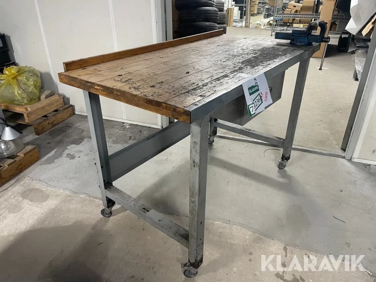 Billede 1 - Arbejdsbord på hjul med skruestik