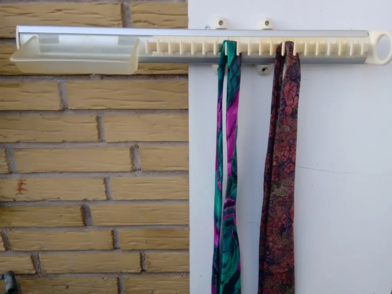 Billede 2 - Slipseholder med udtræk og praktisk småtingsbakke