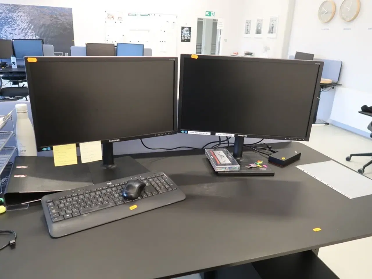 Billede 1 - 2 stk. computerskærme SAMSUNG S24E450B, dockingstation LENOVO Thinkpad, tastatur og mus