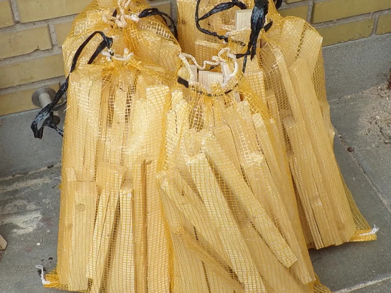 Billede 1 - Optændingsbrænde - tørt - 3 kg sække
