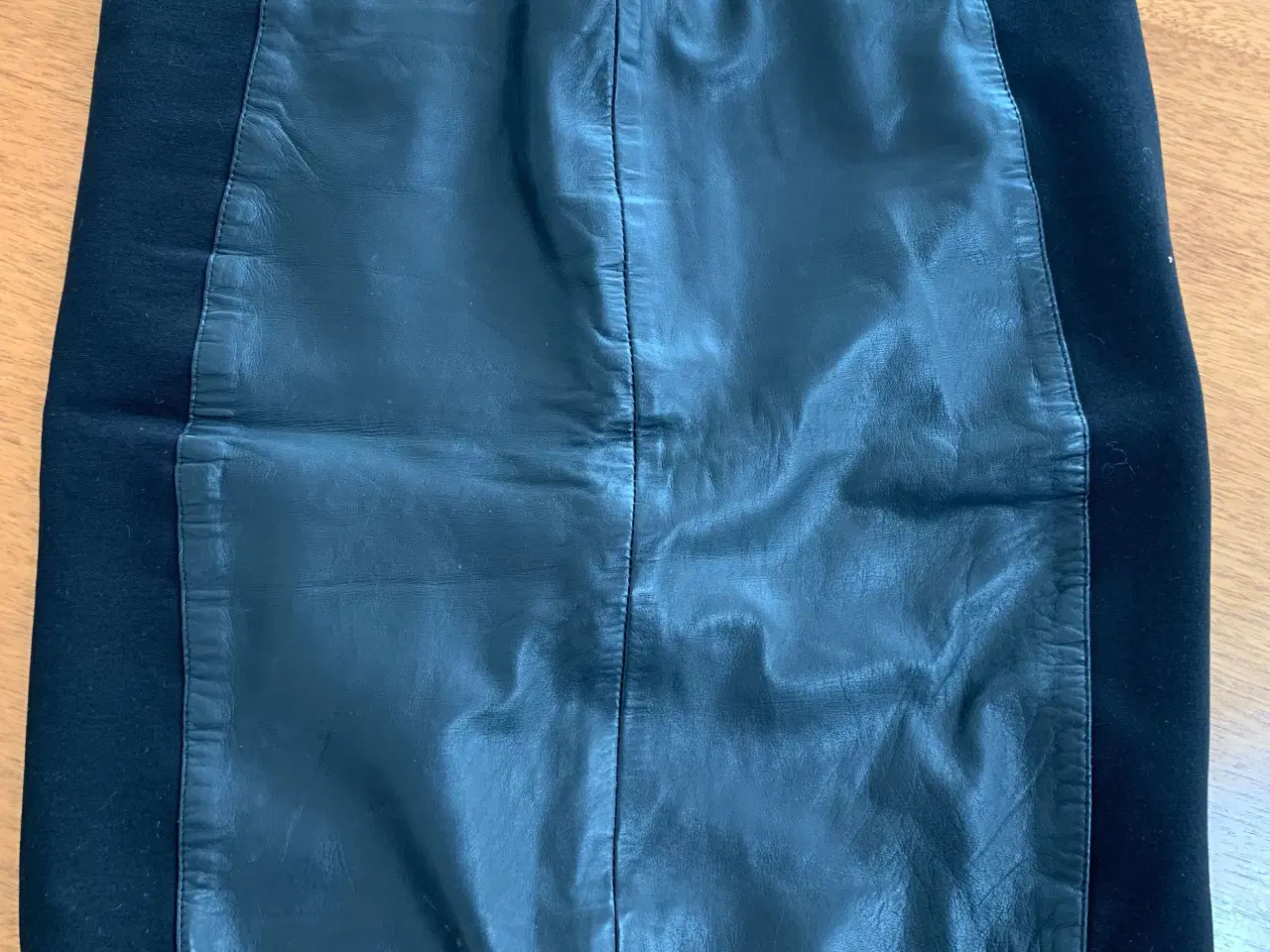 Billede 1 - Flot læder nederdel