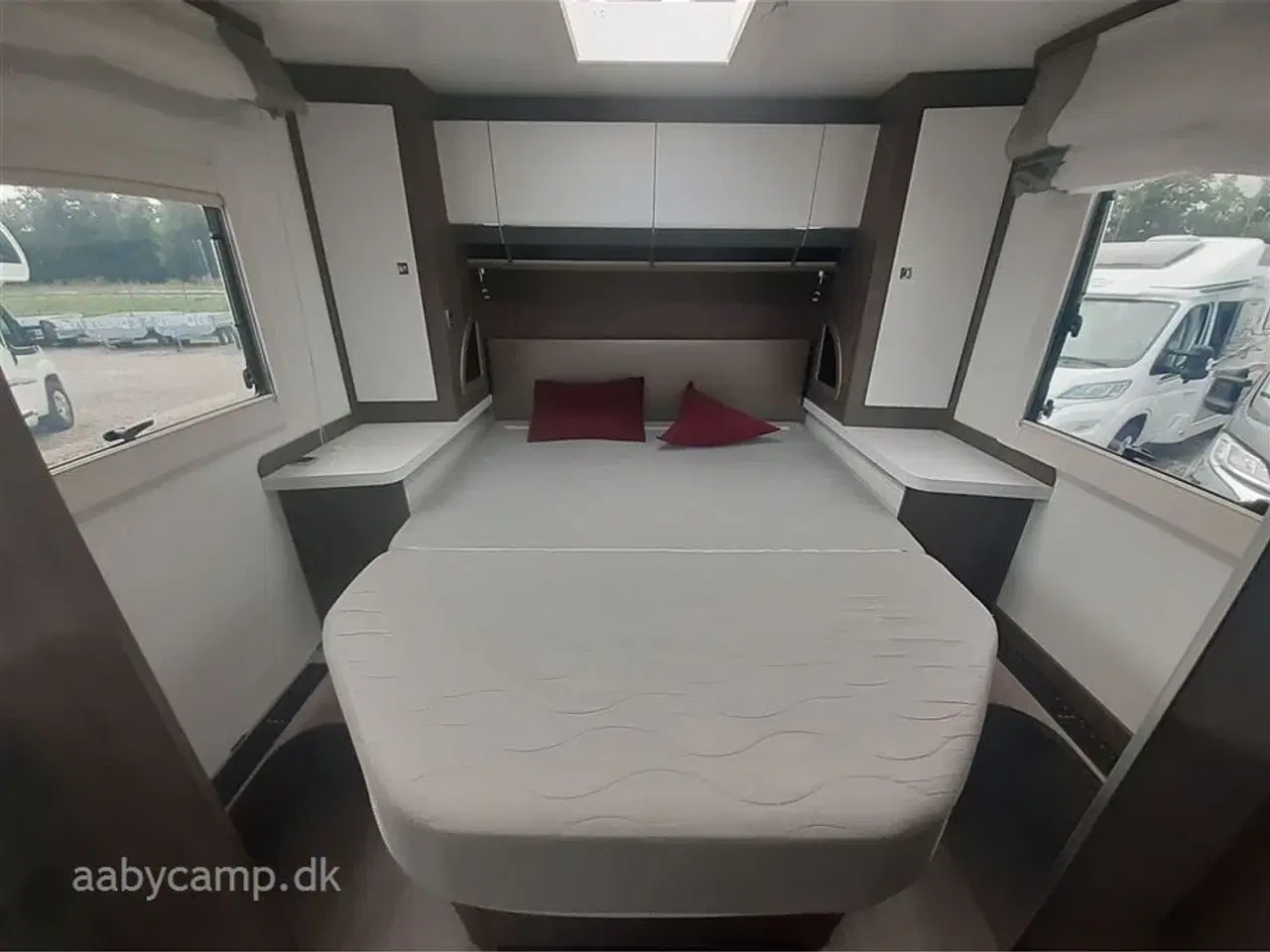 Billede 16 - 2020 - Benimar Amphitryon 997   NK-pakke. automatgear. solceller. ovn. lædersæder. queensbed.