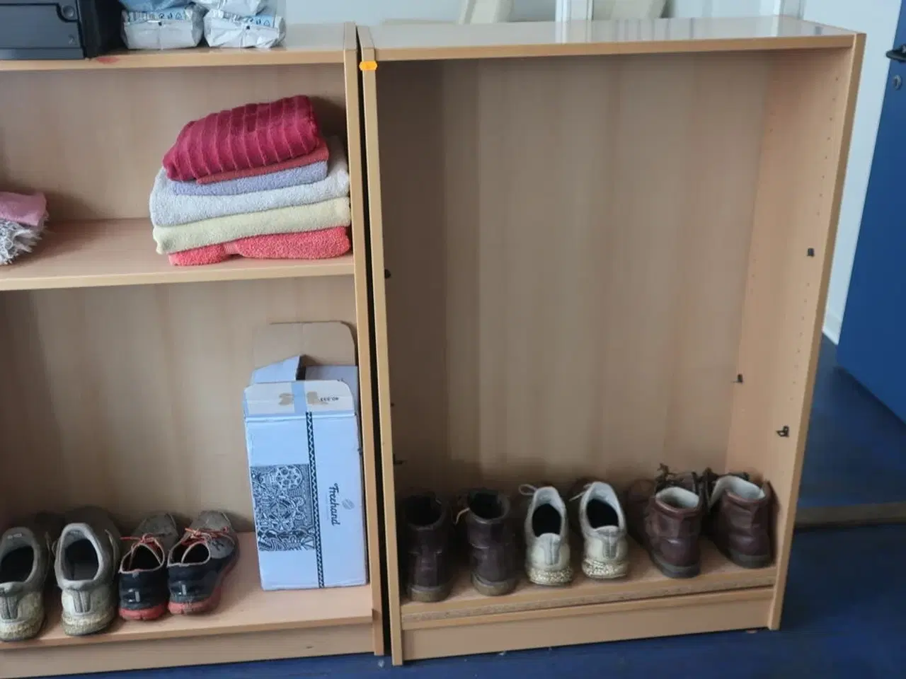 Billede 6 - Stort skrivebord, reoler, printer m.v.