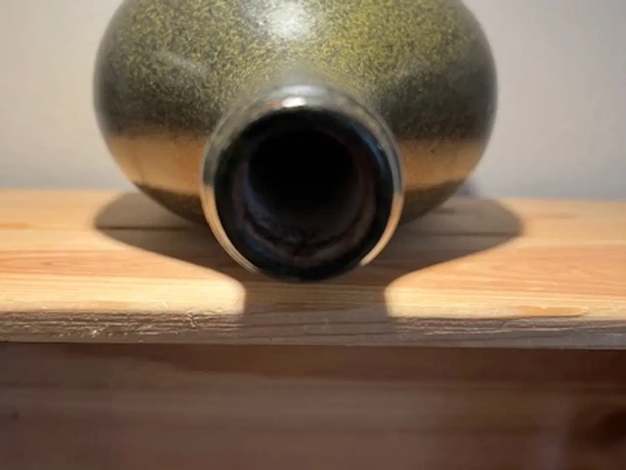 Billede 3 - Skulpturel retro keramikvase i meleret olivengrøn 