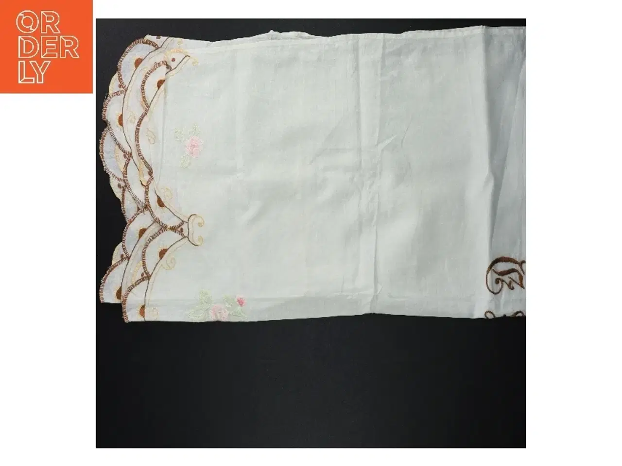 Billede 2 - Broderet dug (str. 50 x 130 cm)