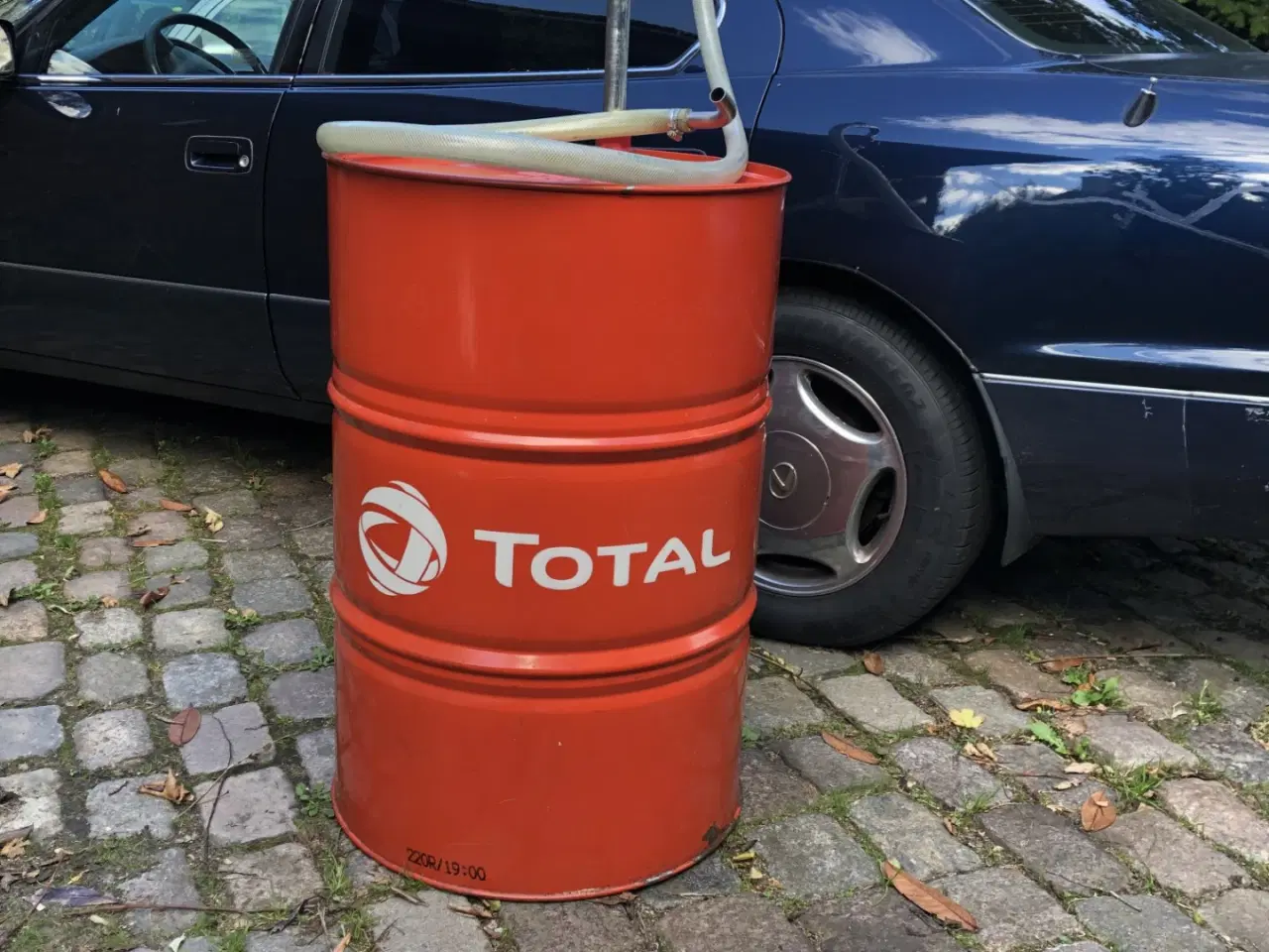 Billede 1 - Olietønde 200 liter m håndsvingspumpe. Først til m