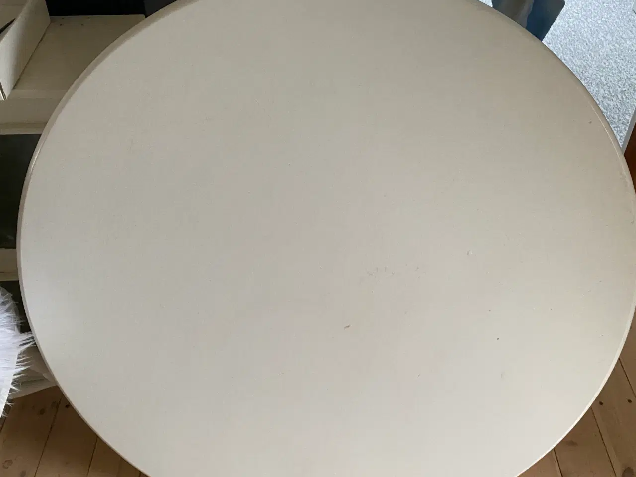 Billede 1 - Rundt hvidt spisebord med 4 stole