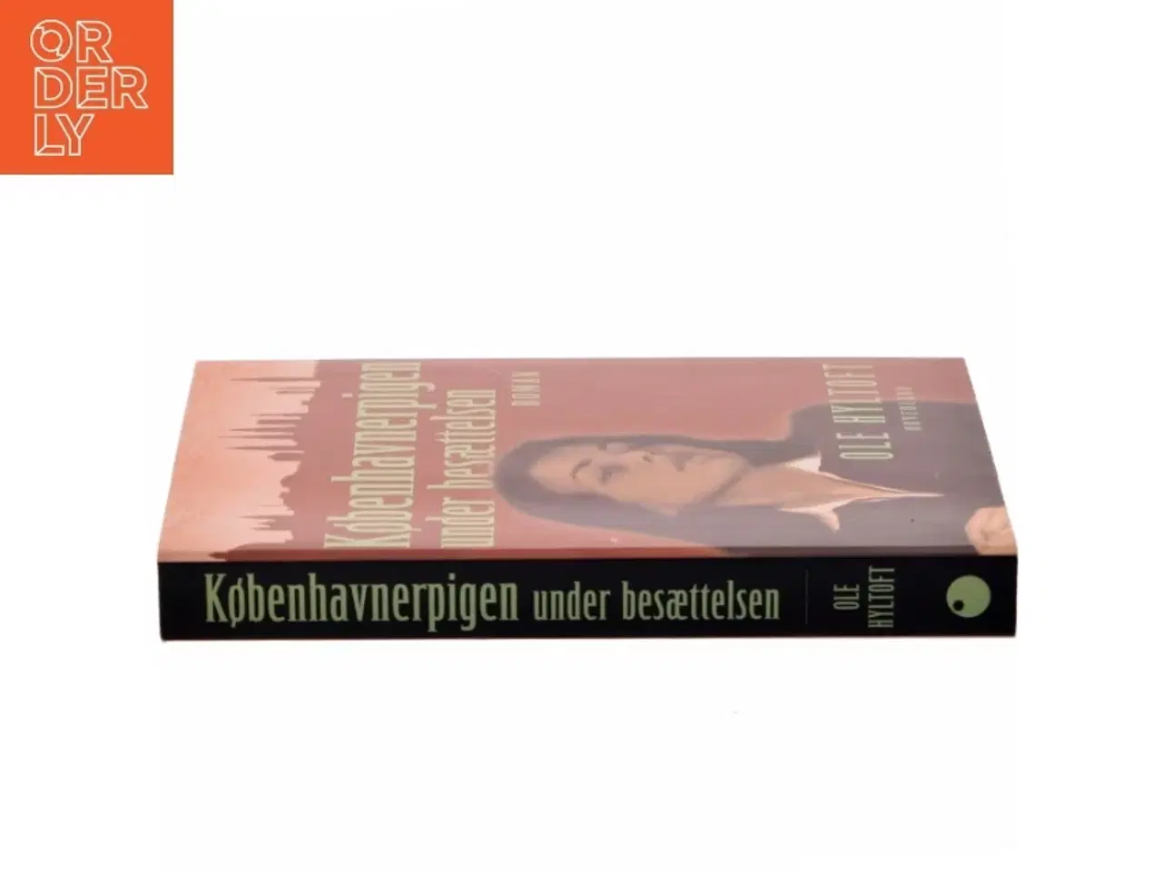 Billede 2 - Københavnerpigen under besættelsen : roman af Ole Hyltoft (Bog)