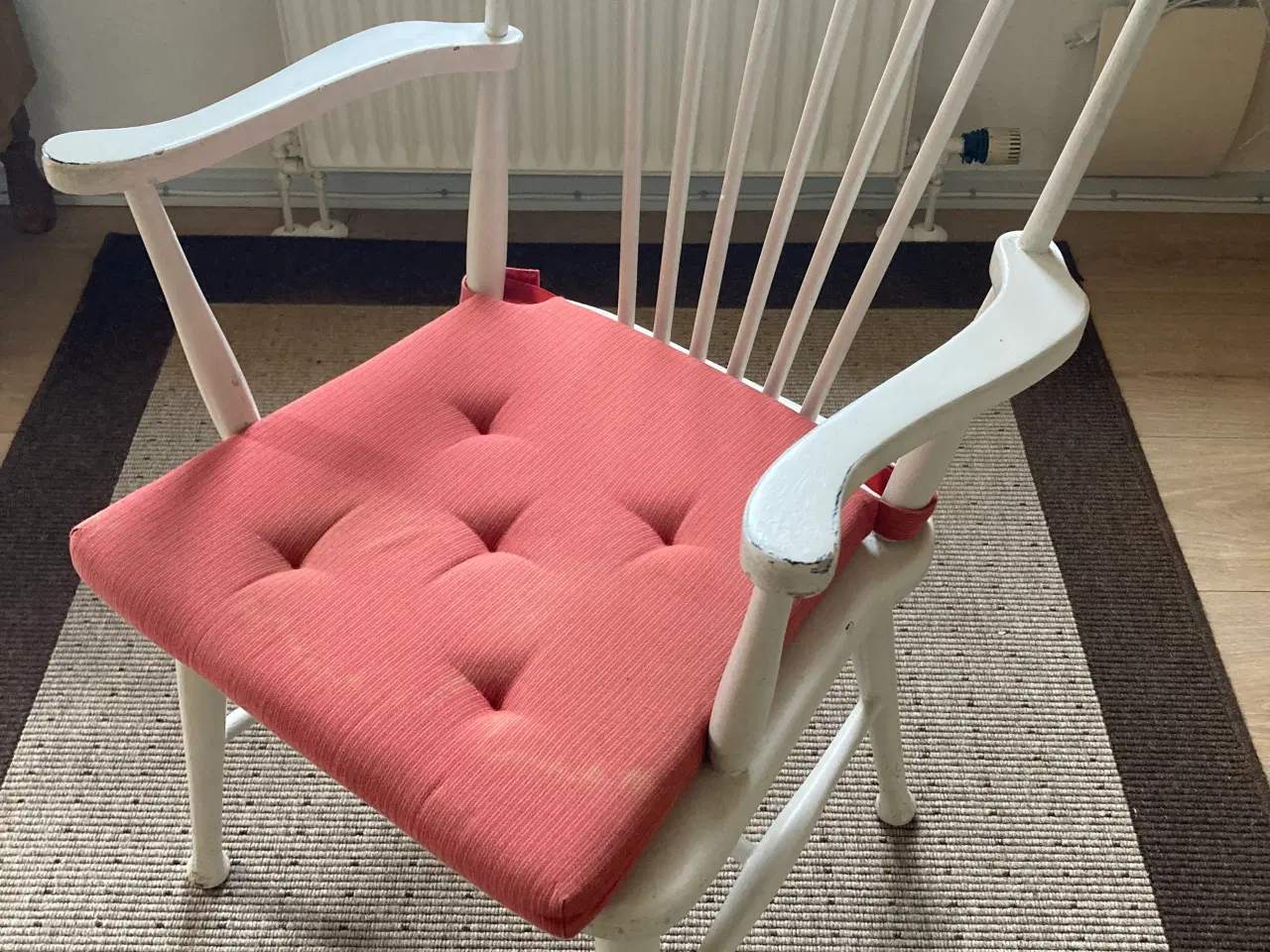 Billede 11 - Hvid træstol med armlæn