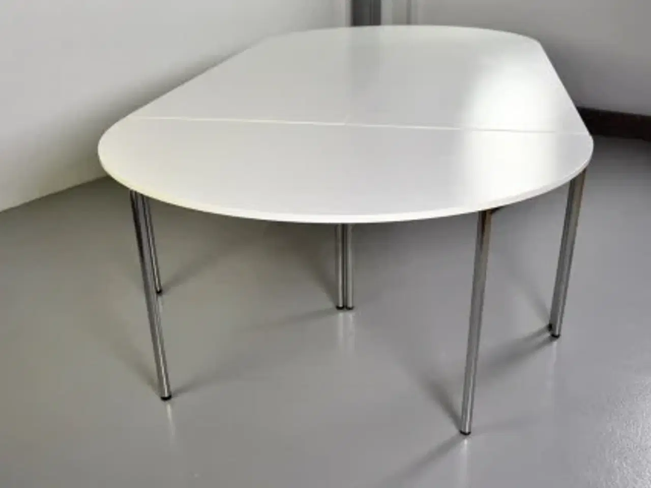Billede 2 - Dencon konferencebord med hvid laminat og krom stel