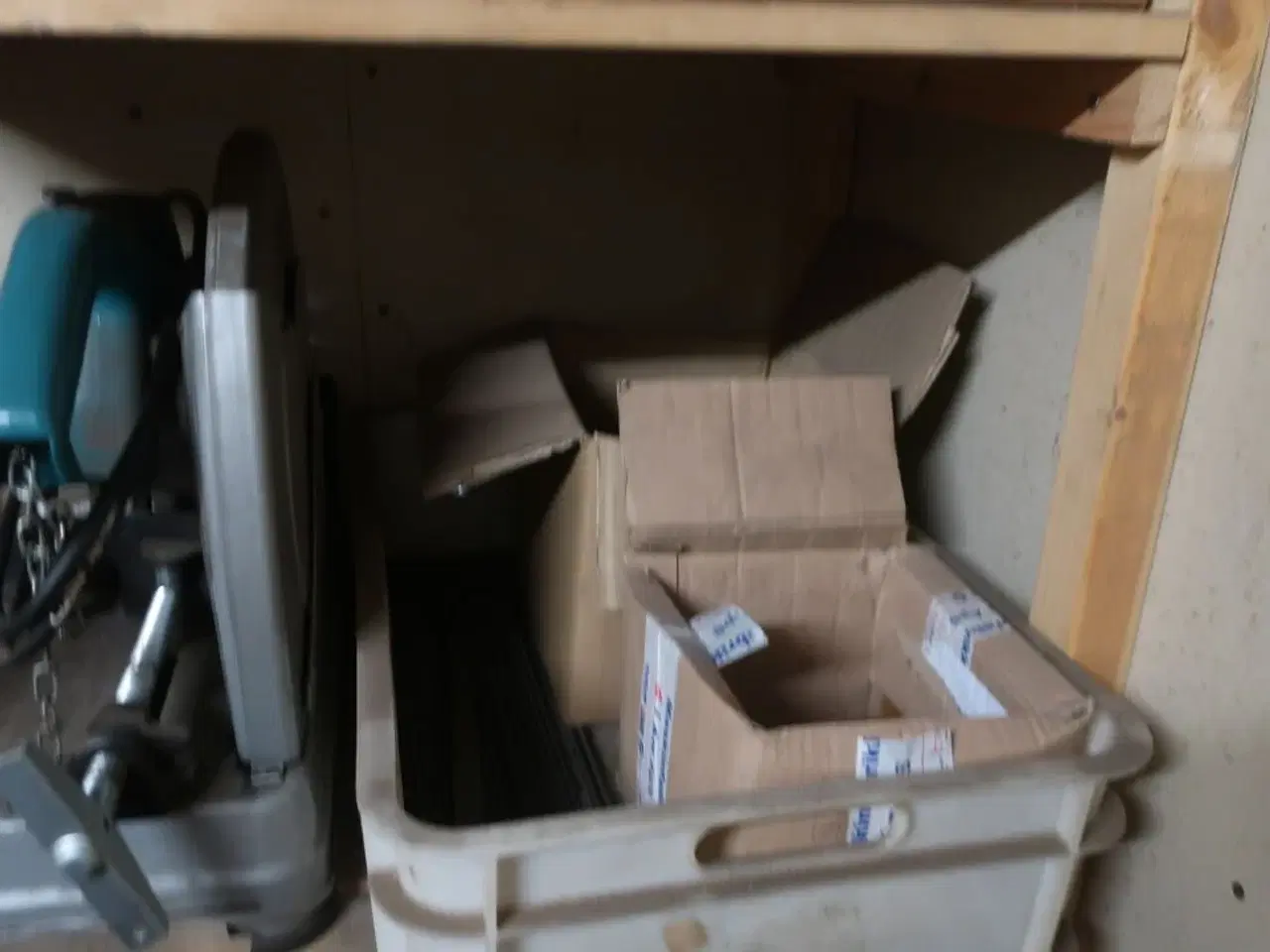 Billede 5 - Reol med metalafkorter m.m.