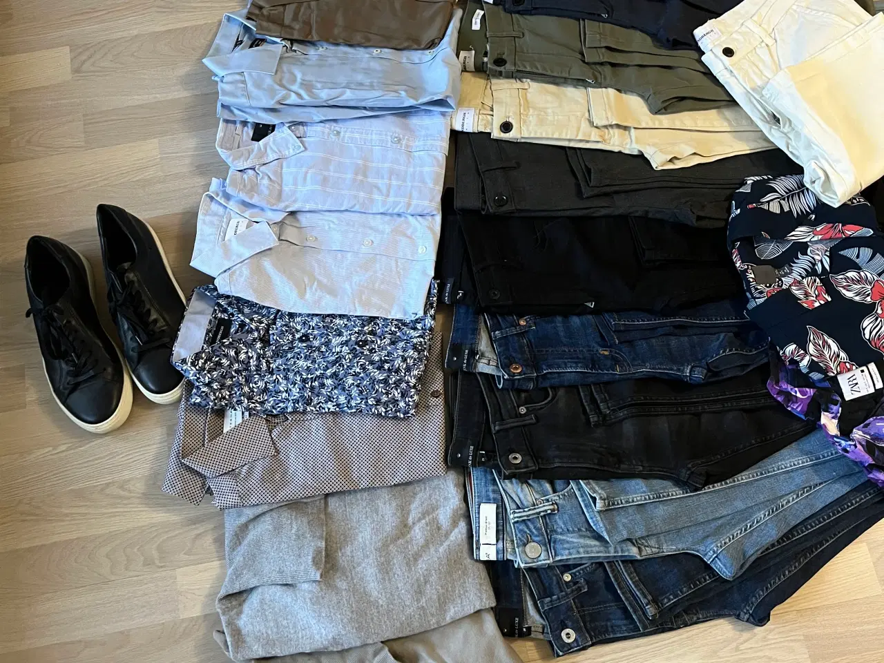 Billede 4 - Flyttekasse fyldt med herretøj 