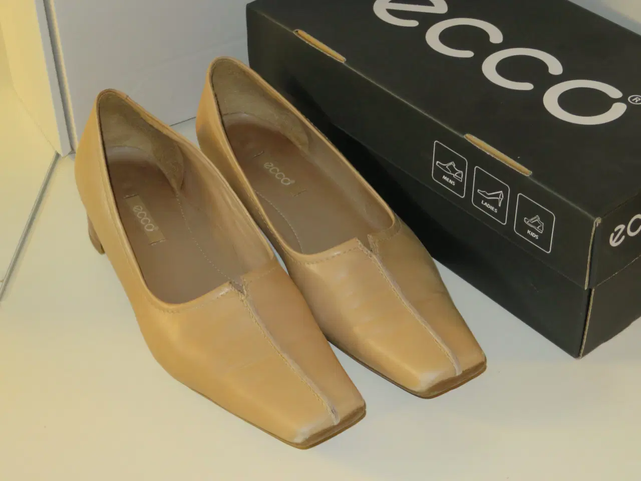 Billede 2 - Str. 39, Pumps, Ecco, sandfarvet.