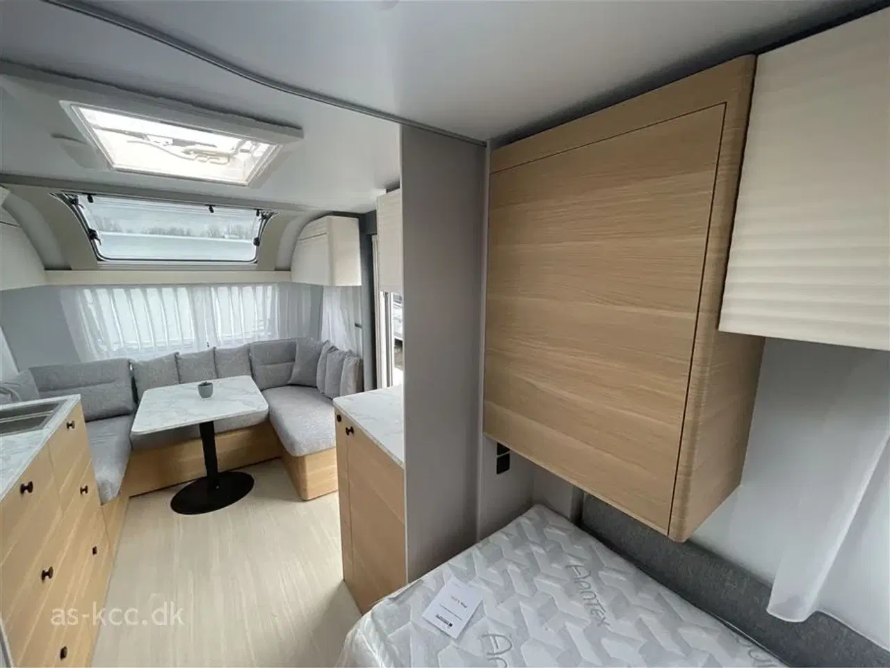 Billede 19 - 2026 - Adria Adora 572 UT Adria Adora 572 UT Årg, 2026 4 sovepladser, 5 siddepladser, enkeltsenge og toilet og bad i bagenden