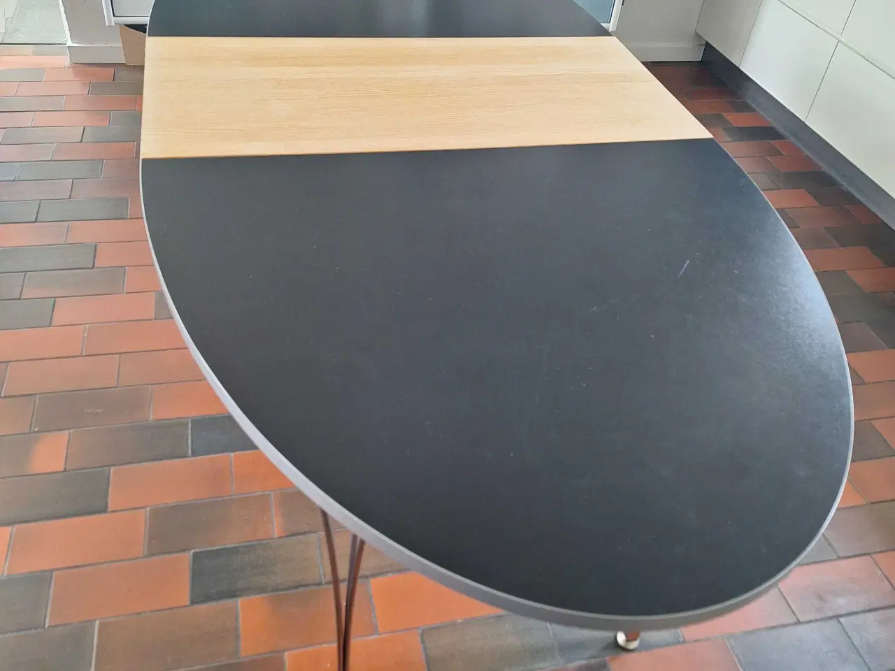 Billede 1 - Ovalt spisebord med tillægsplade