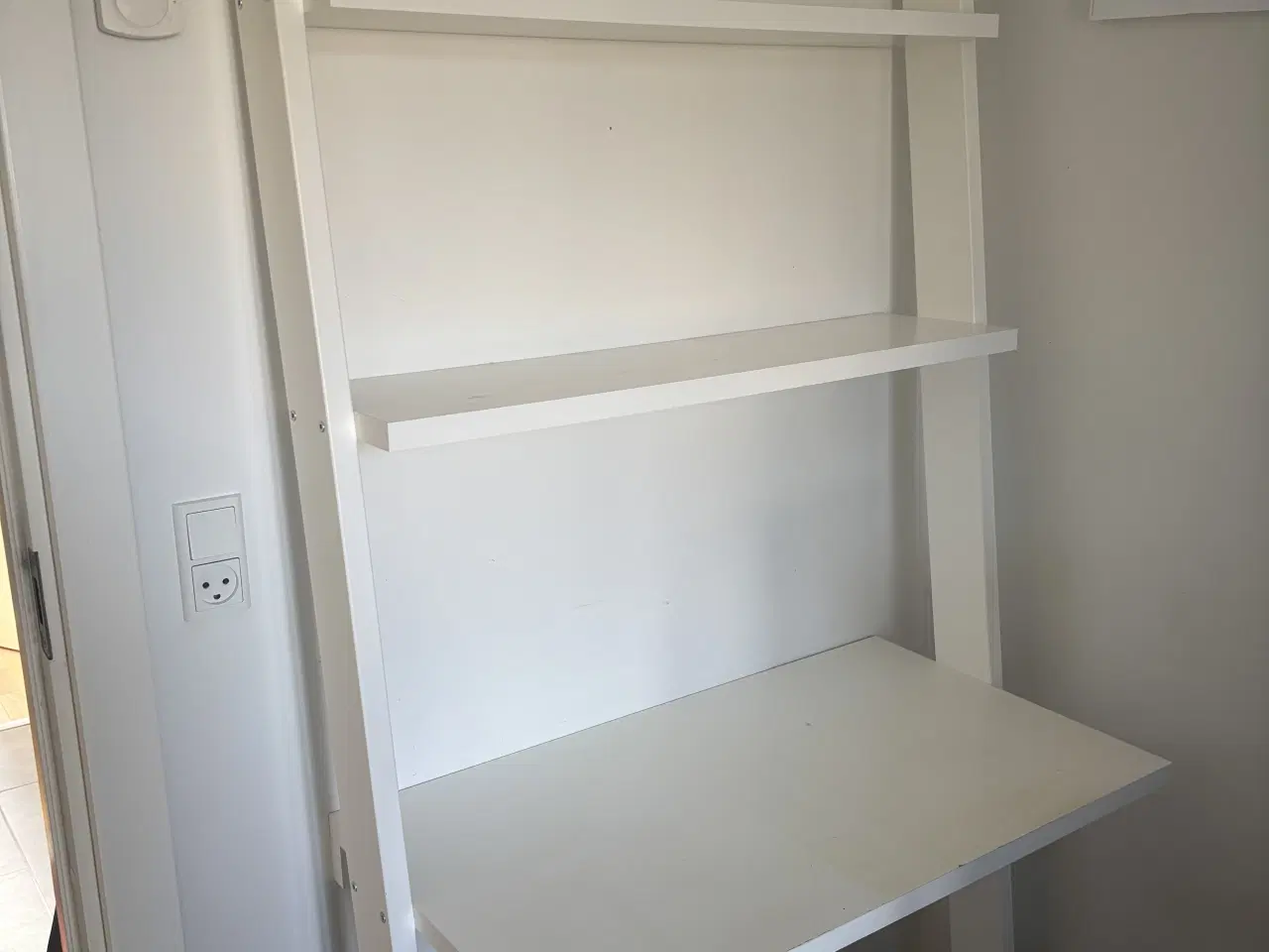 Billede 1 - Fint skrivebord med hylder fra Ilva