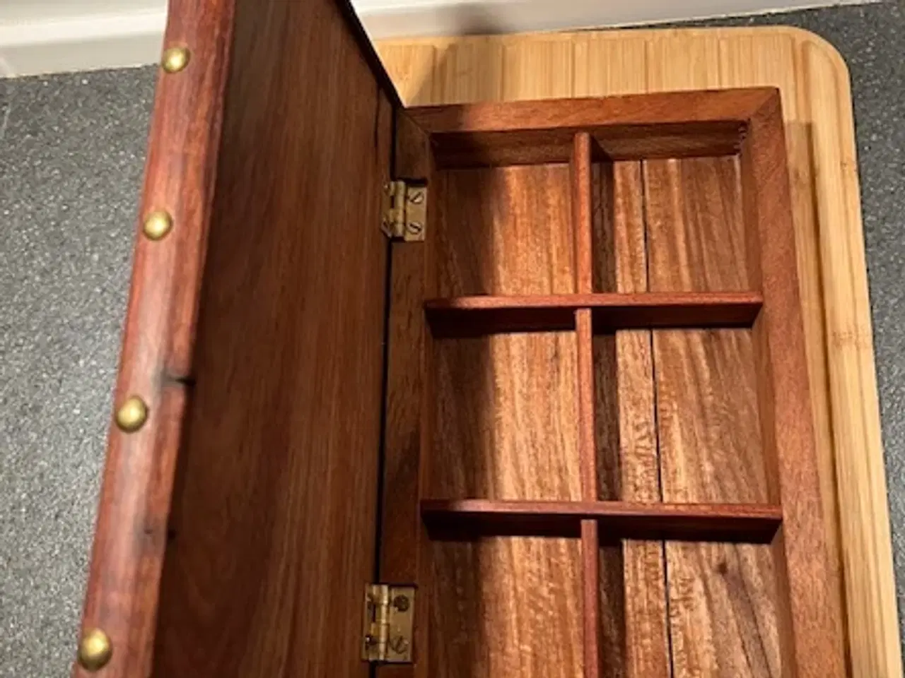 Billede 9 - Gedigent håndværk – Smukt træskrin med 6 rum