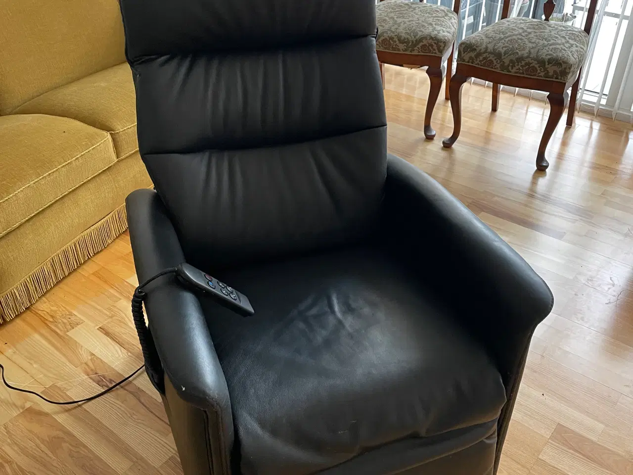 Billede 1 - Lænestol med stå-op-hjælp og fodstøtte