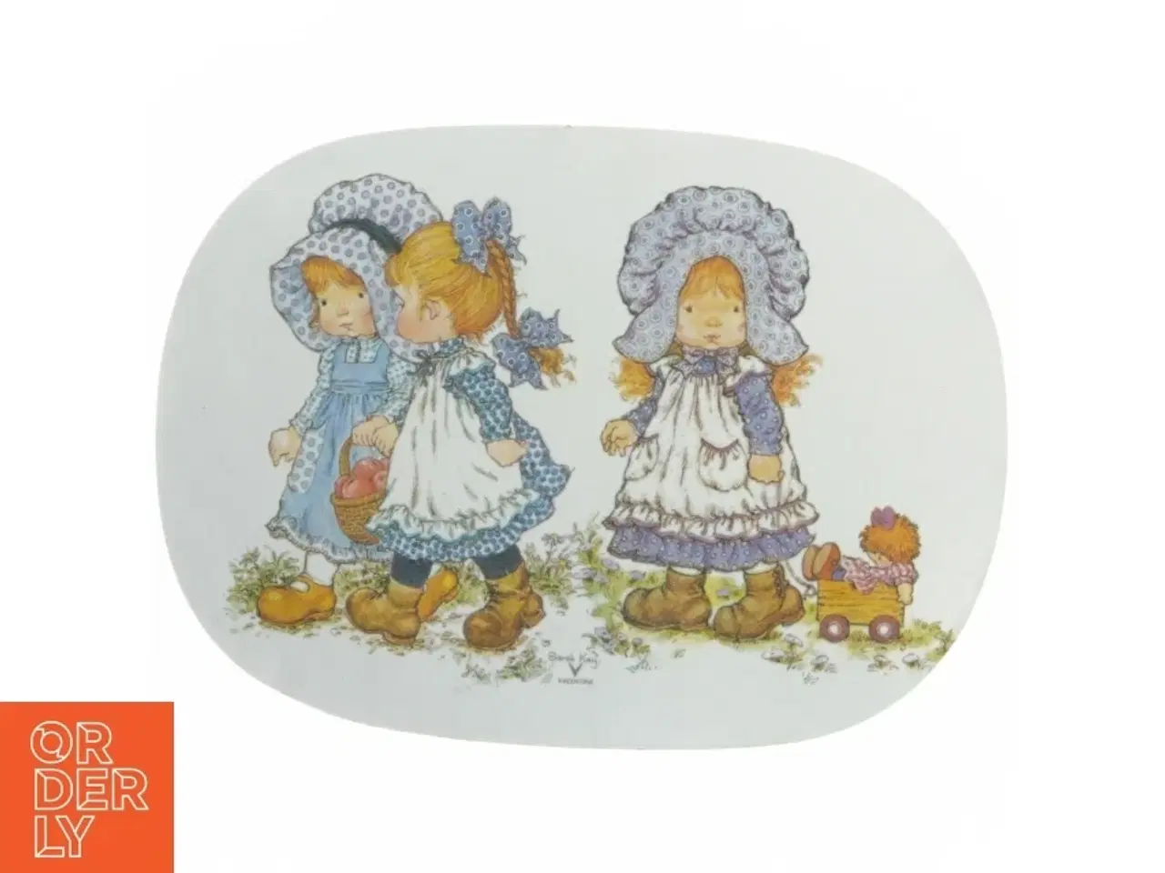Billede 1 - Malet plade med figurer fra Sarah Kay (str. 24x17 cm)