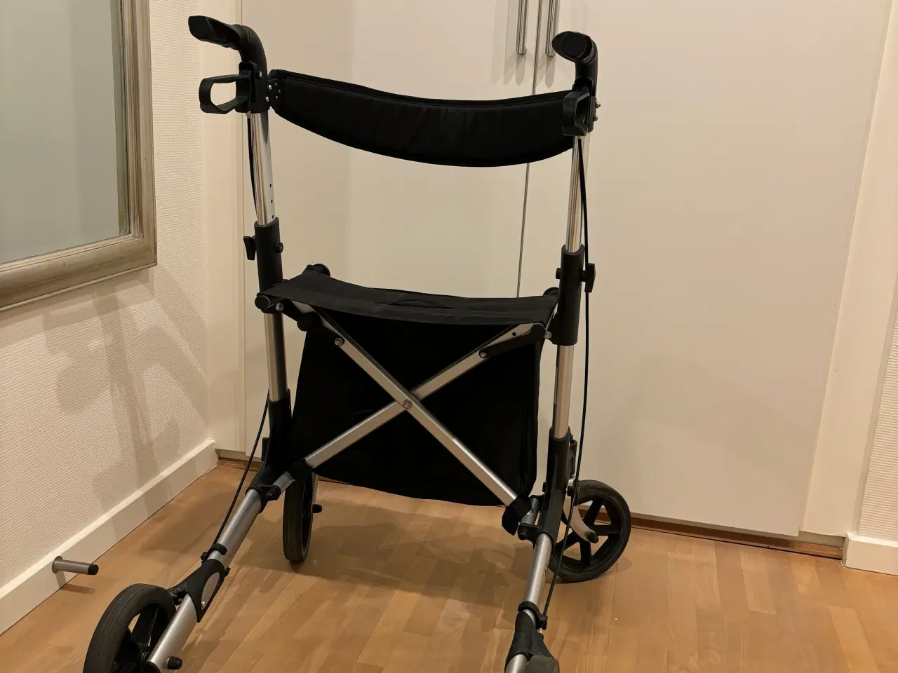 Billede 3 - Letvægts rollator med praktisk taske