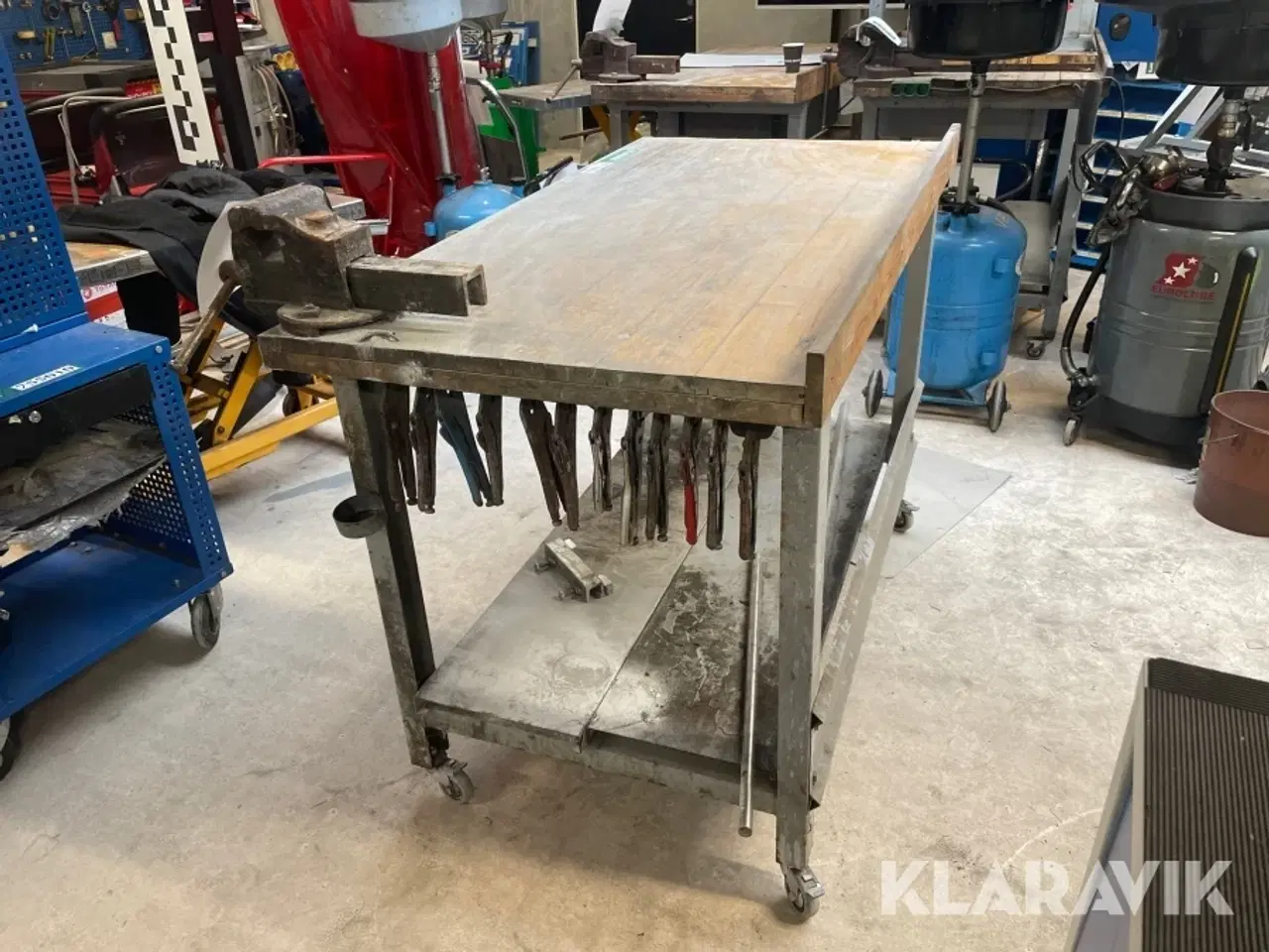 Billede 5 - Arbejdsbord på hjul med skruestik