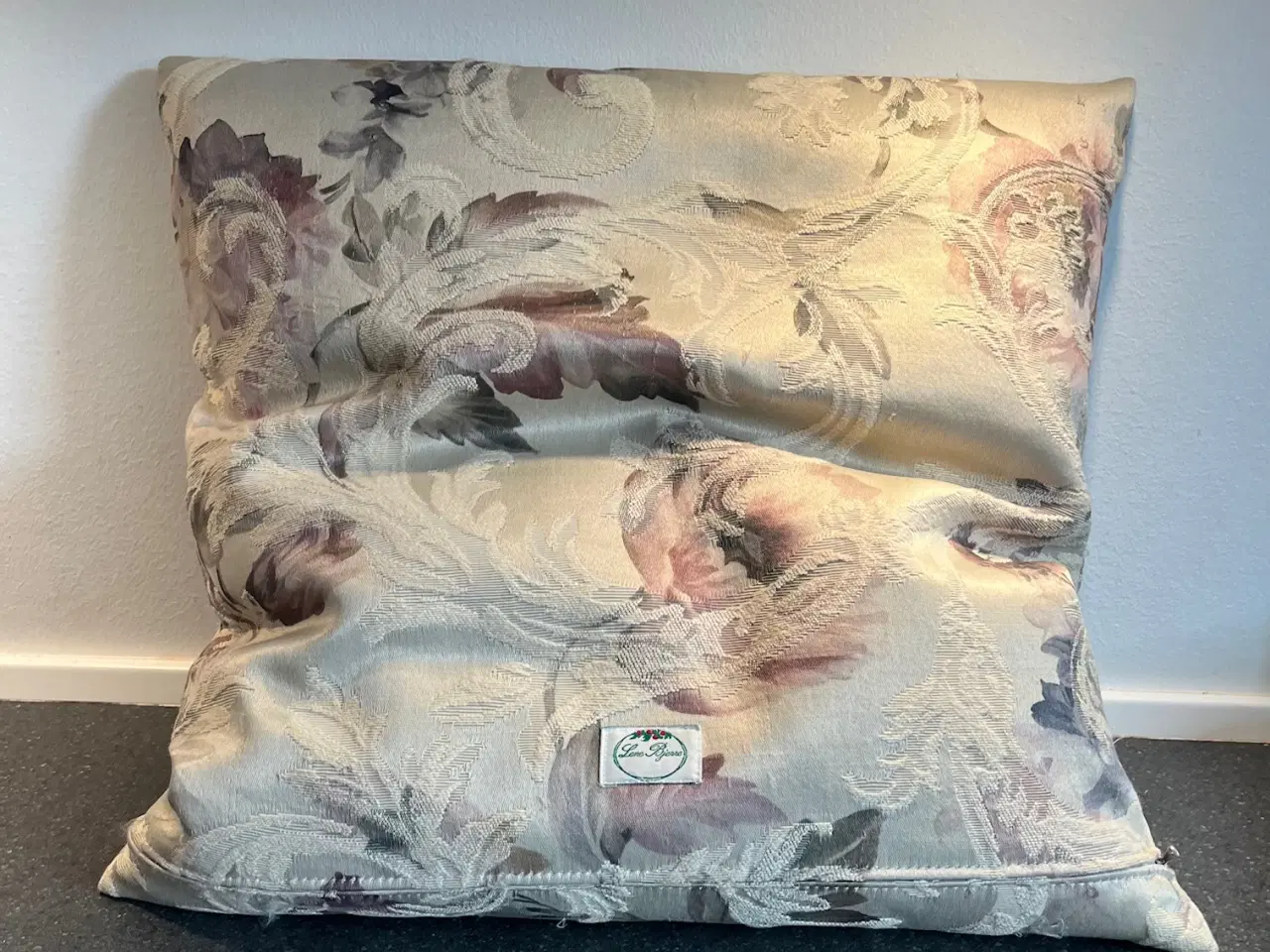 Billede 2 - Smuk Lene Bjerre pyntepude med perlemorsknapper