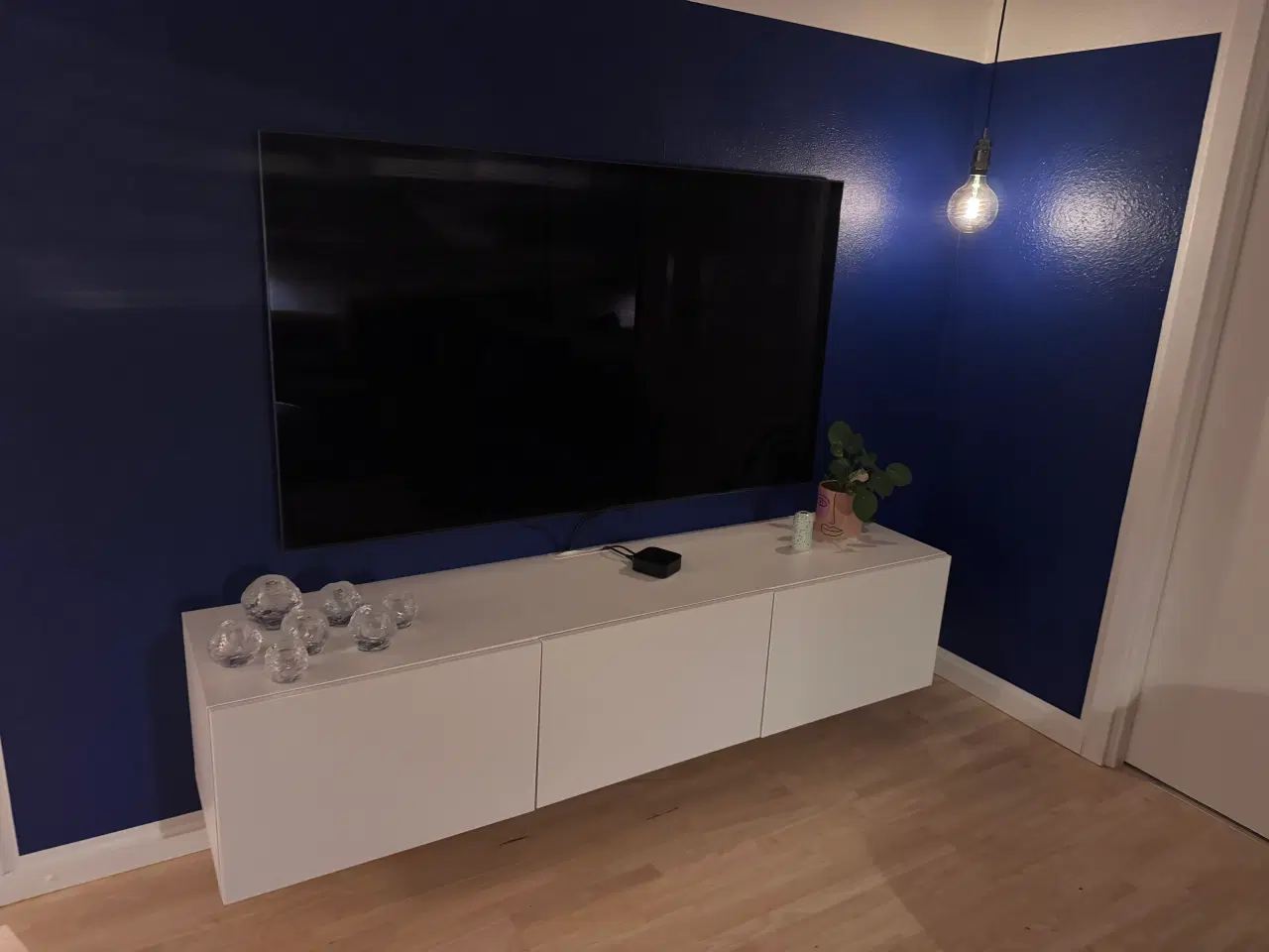 Billede 1 - Tv-bord med låger, hvid