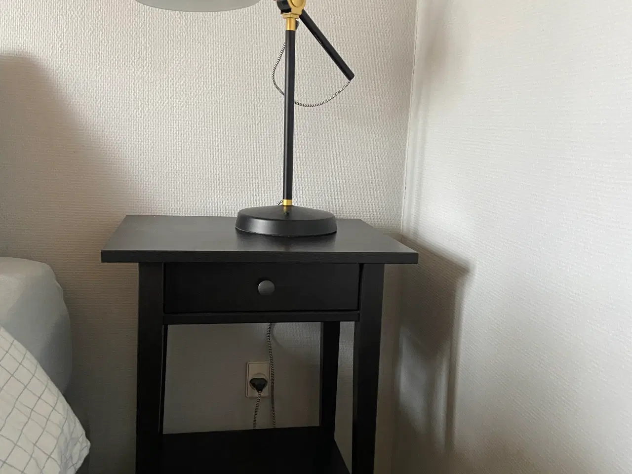 Billede 4 - Sengeborde i sort bejdset træ og lamper.