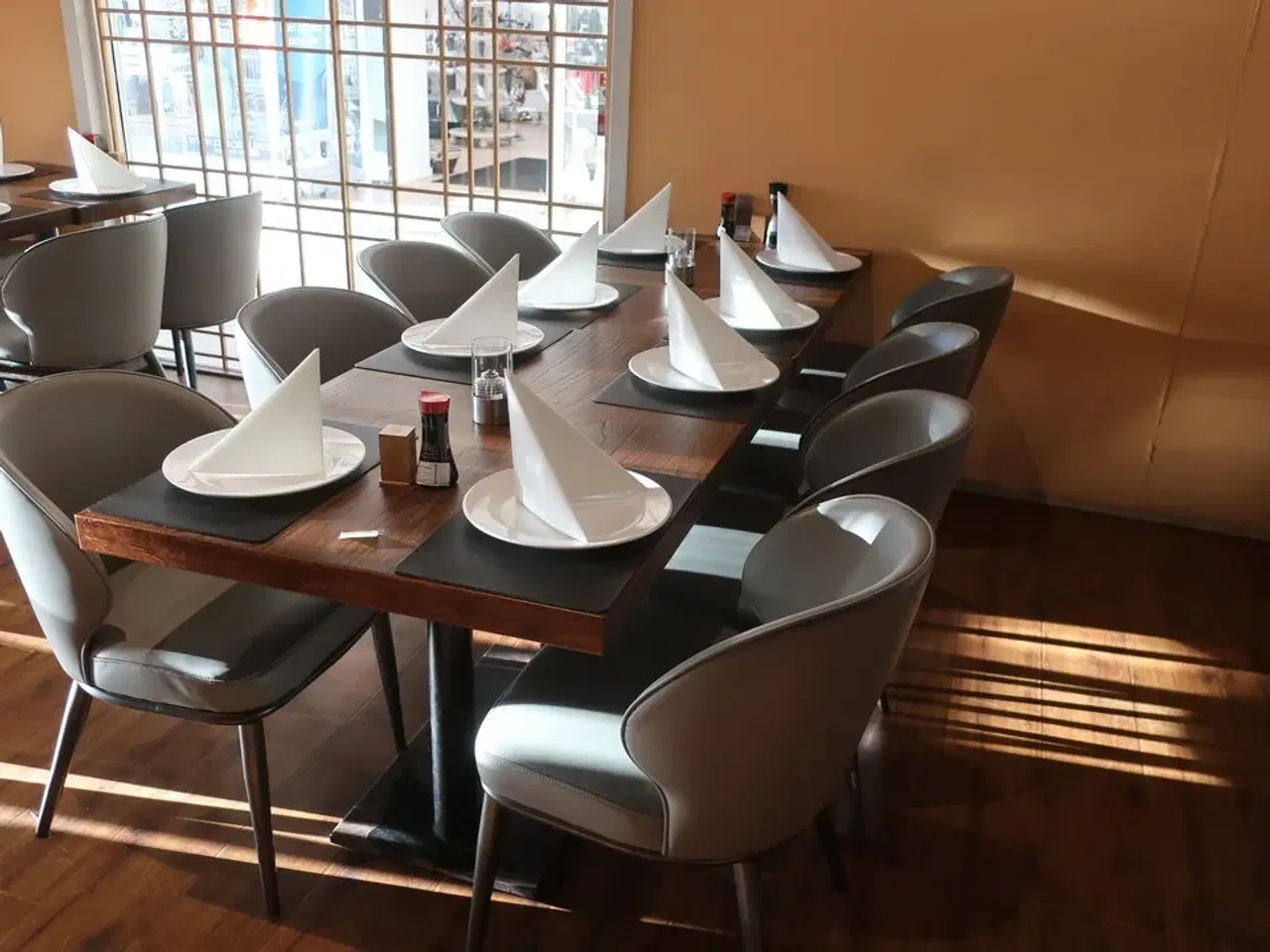 Billede 1 - 2 borde og 8 nye stole