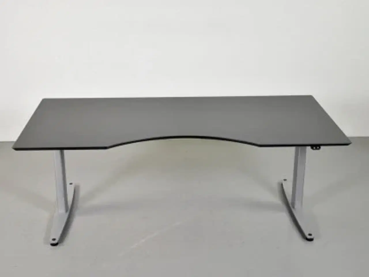 Billede 1 - Hæve-/sænkebord med antracit laminat og mavebue, 180 cm.