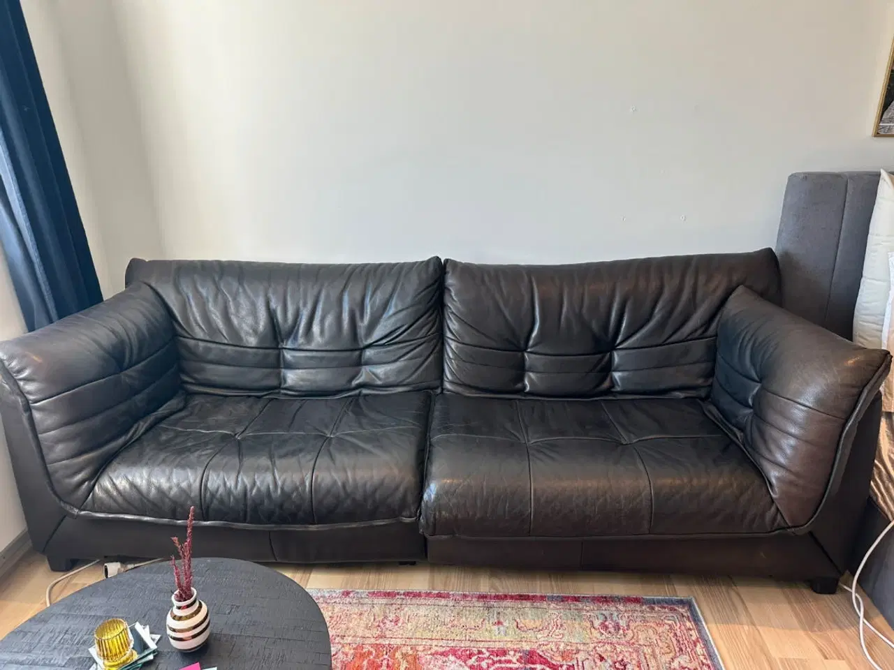 Billede 1 - Sort lædersofa sælges