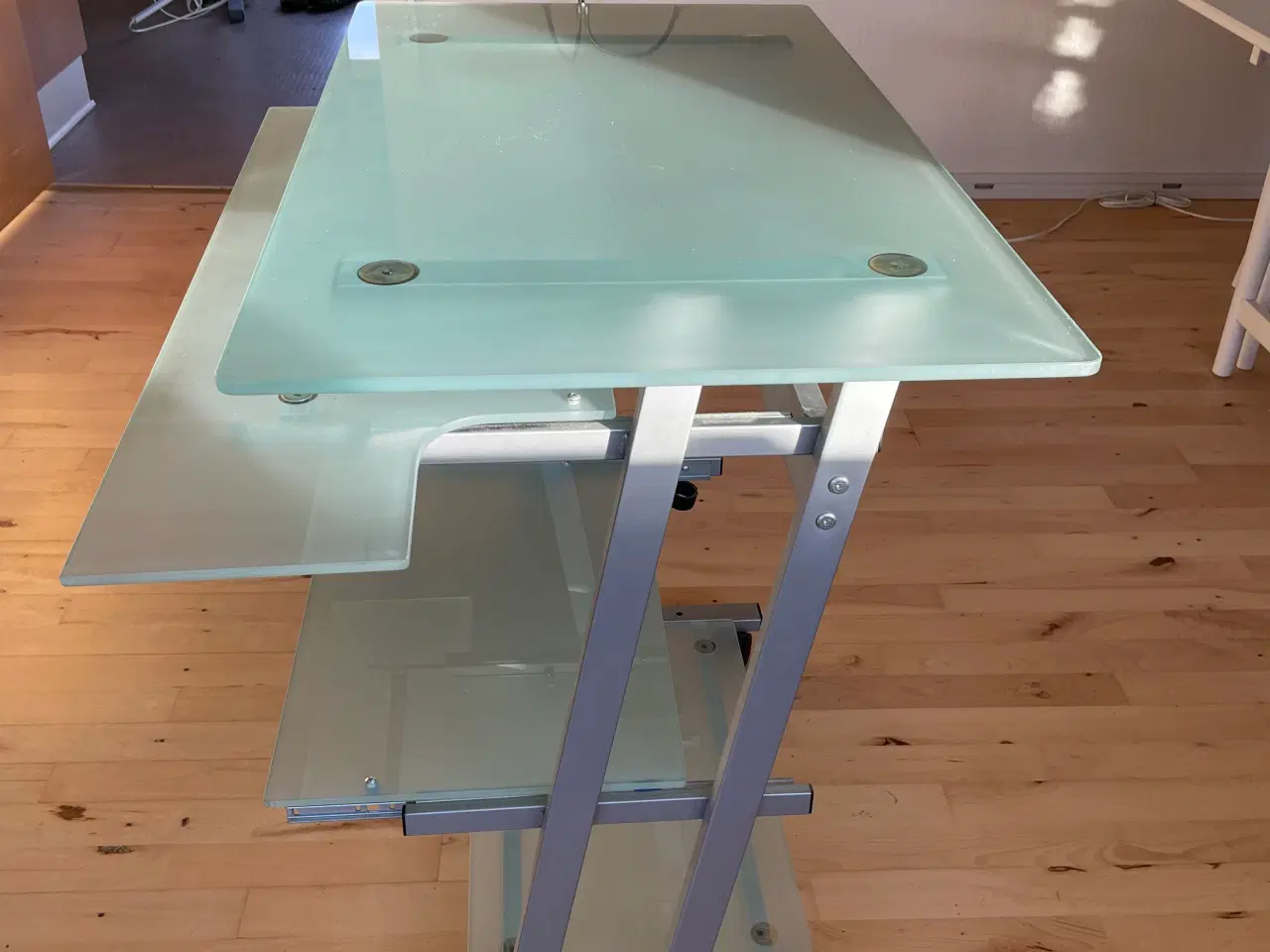 Billede 2 - Computerbord af glas og krom.