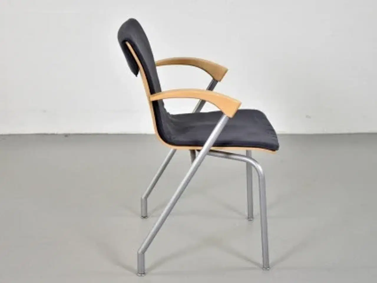 Billede 4 - Four design g2 konferencestol i grå med armlæn i bøg, blank fod