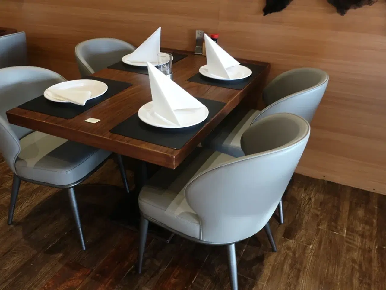 Billede 2 - Bord og 4 nye stole