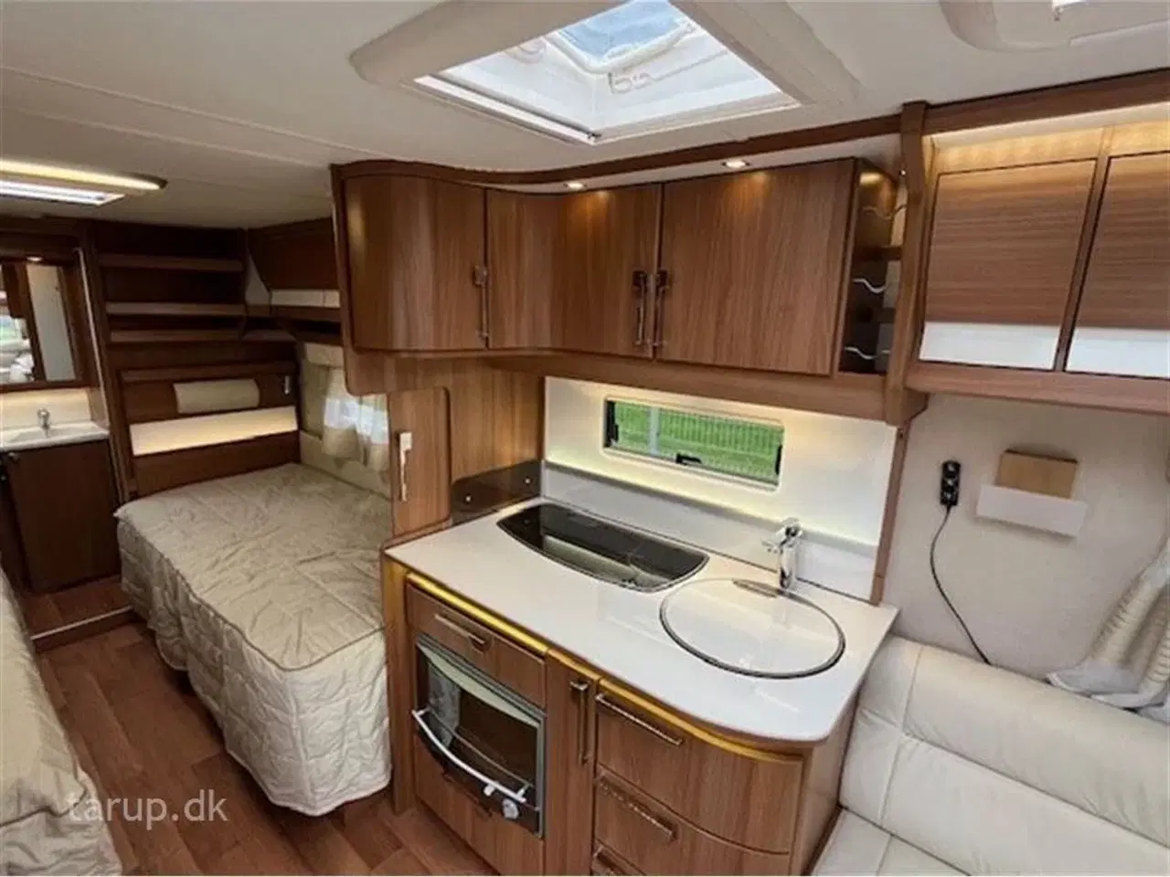 Billede 12 - 2014 - Kabe Royal 590 ETDL KS   Fortelt: Isabella Nordic 300, Truma XT mover, skind i siddegruppe, lysskinne, ALDE varme, vand båren gulvvarme, rundsiddegruppe, enkeltsenge