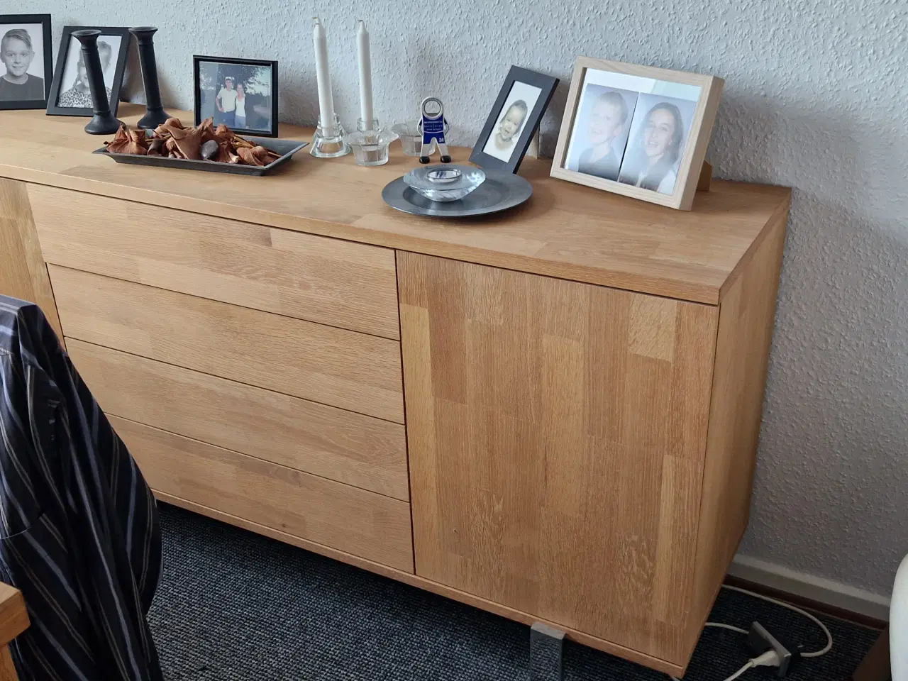 Billede 1 - Egetræ vitrine skænk og bord