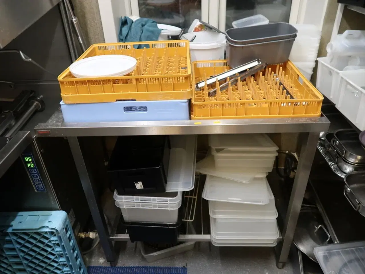 Billede 1 - Rustfri stålbord med indhold