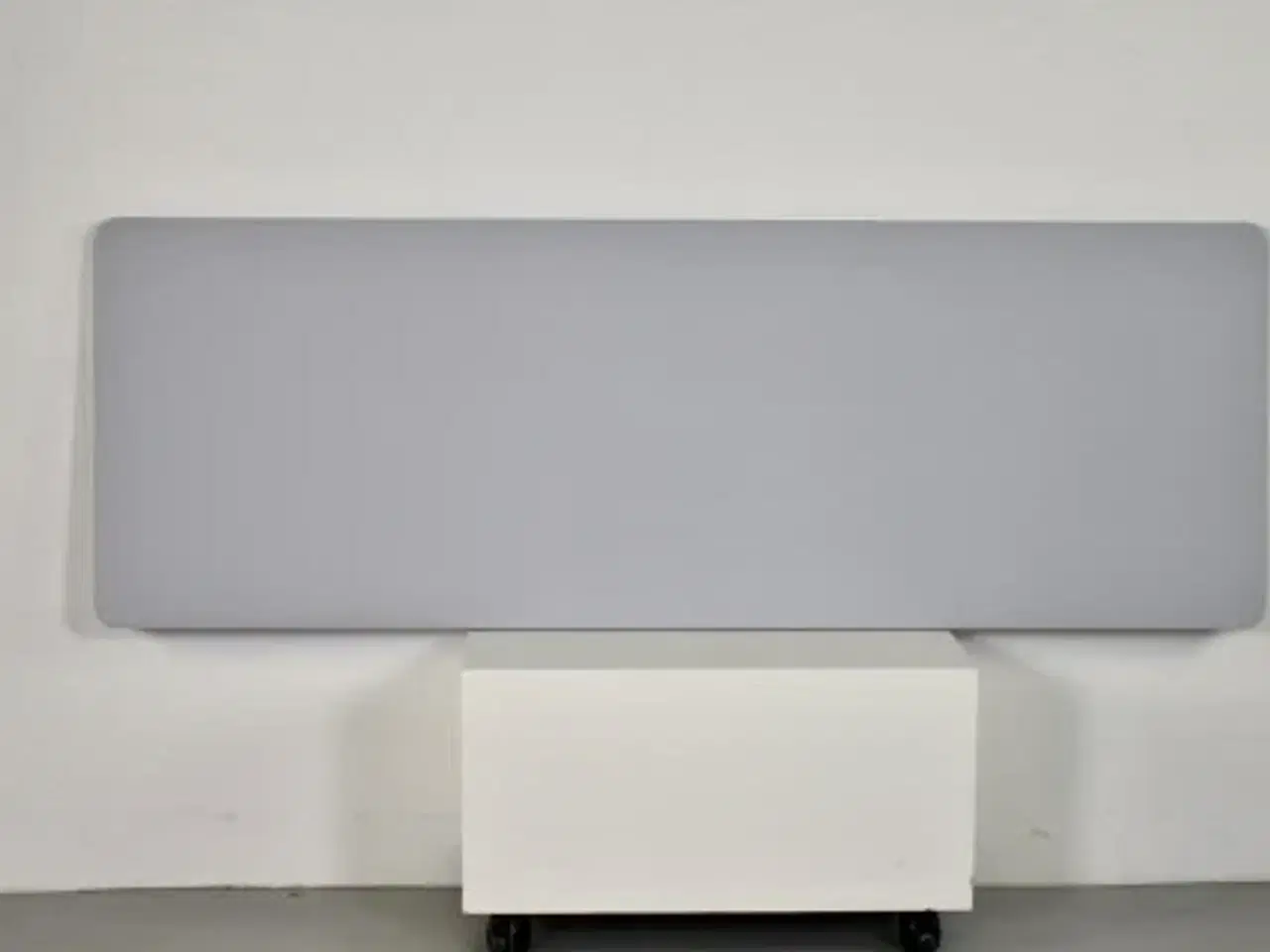 Billede 1 - Lintex edge bordskærm i lysegrå, inkl. 2 sorte beslag