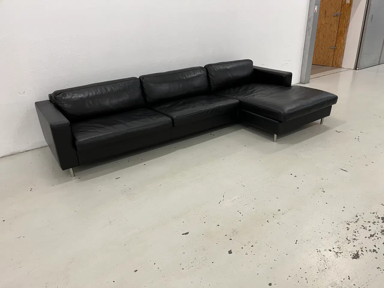 Billede 4 - chaiselong sofa  fra Bolia i sort Anilin læder.