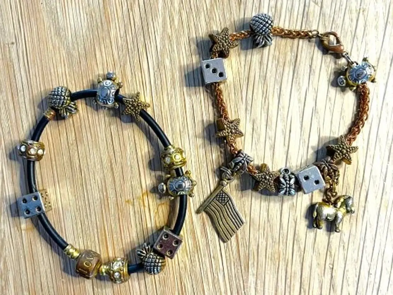 Billede 4 - Charm-armbånd på sort snøre. Sælges samlet.