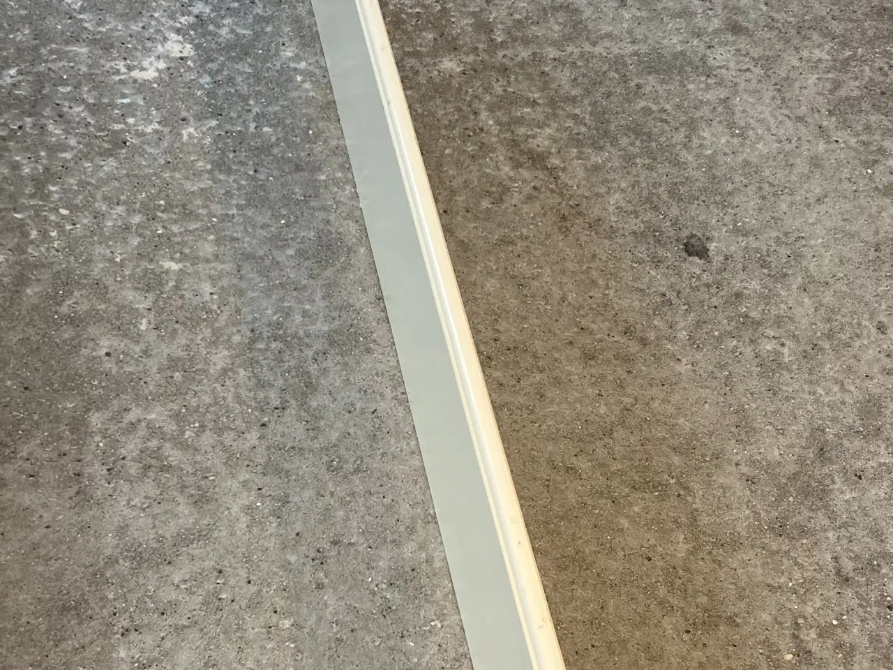 Billede 3 - 200 cm lang hvid hylde med jern krummelurer 