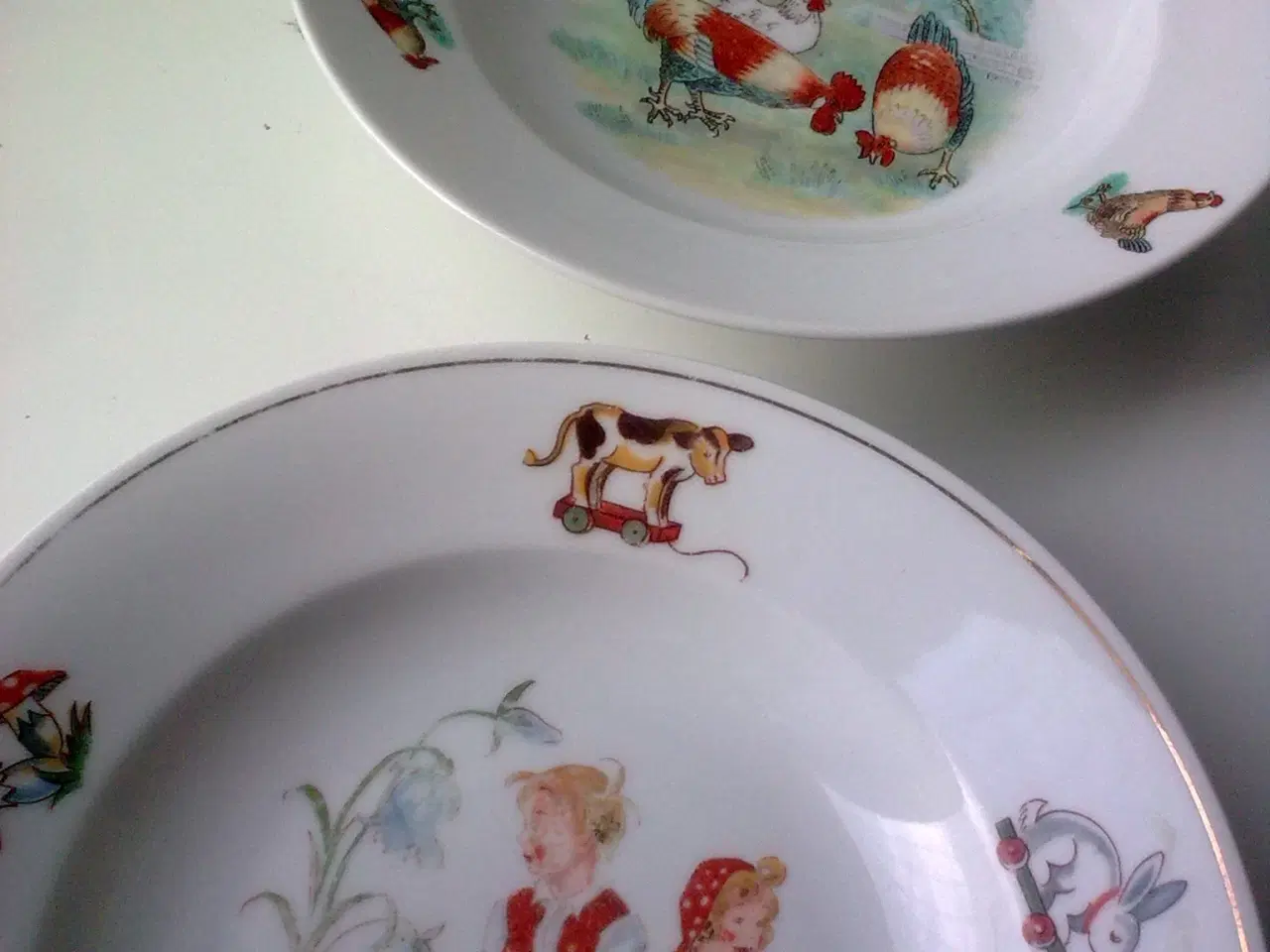 Billede 1 - Børnetallerken x 2 RETRO håndmalet m høns o.a.