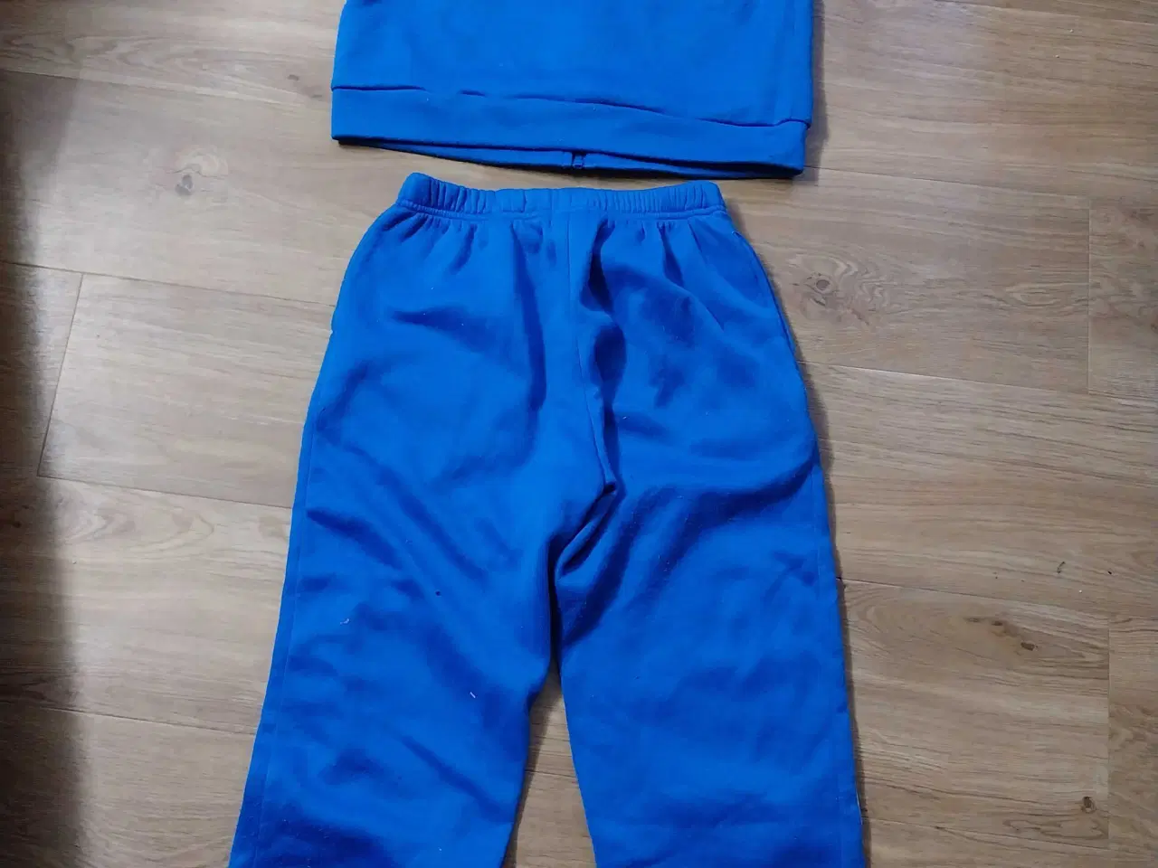 Billede 3 - Blå joggingsæt str. 9 år