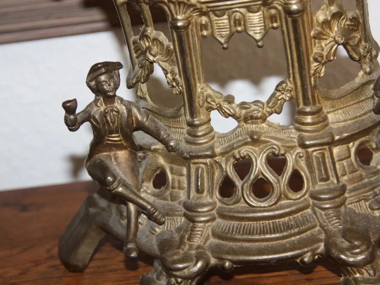 Billede 3 - Dekorativt bord ur i metal med siddende figurer