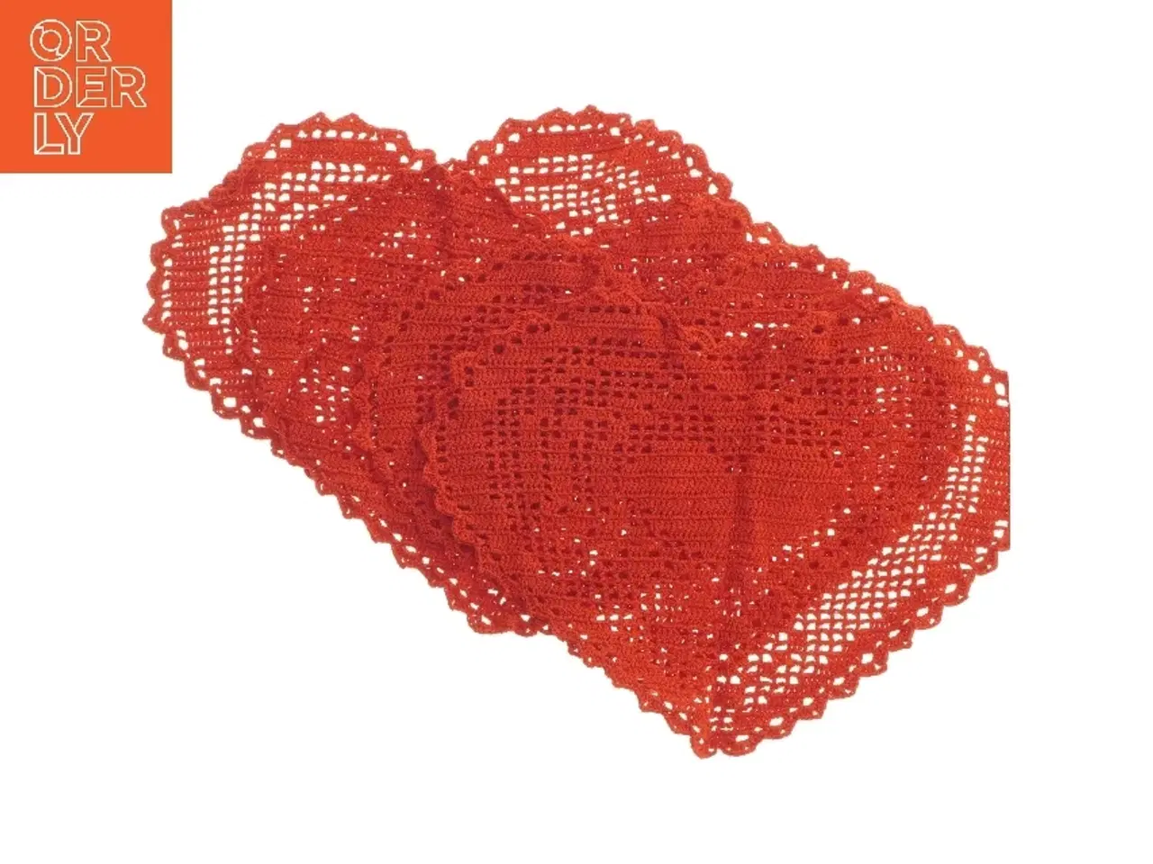 Billede 1 - 4 Røde hjerteformede hæklede dækkeservietter (str. 4 styk, 35x28 cm)