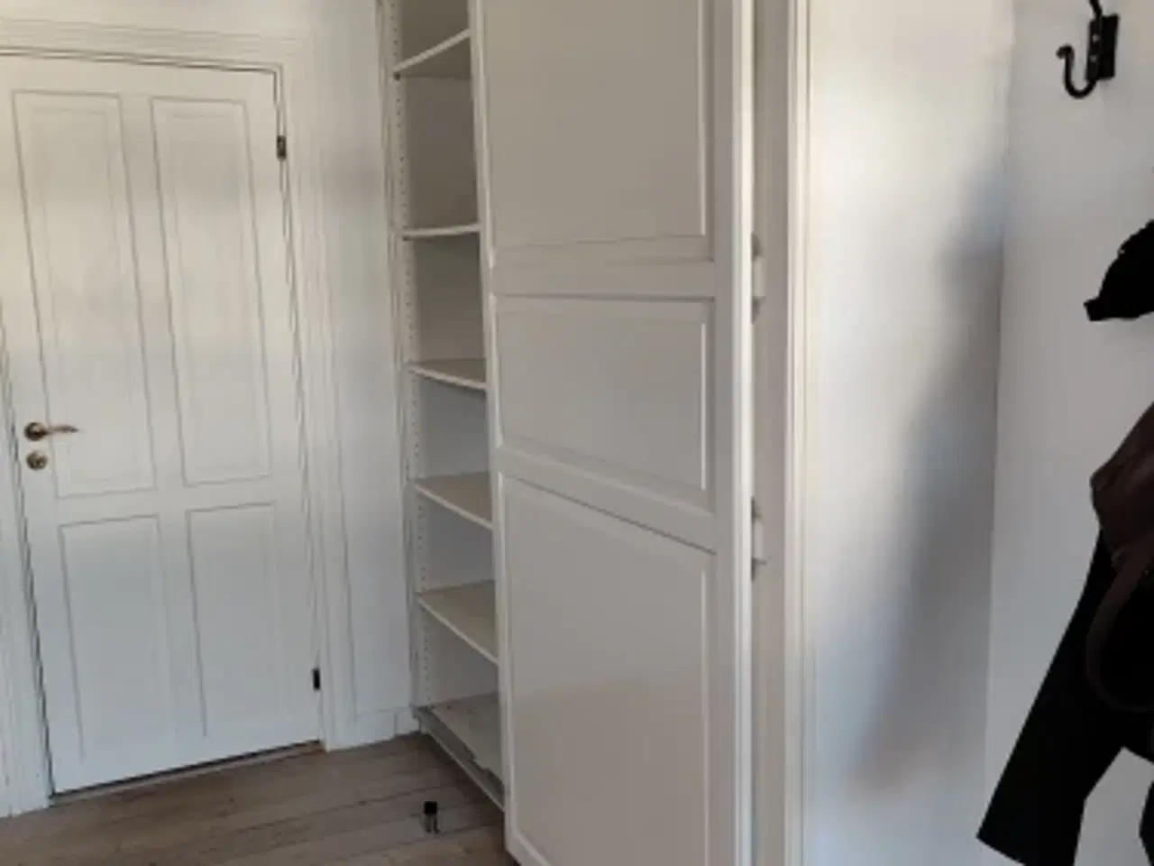 Billede 2 - Pax garderobeskab med hylder og skydelåger