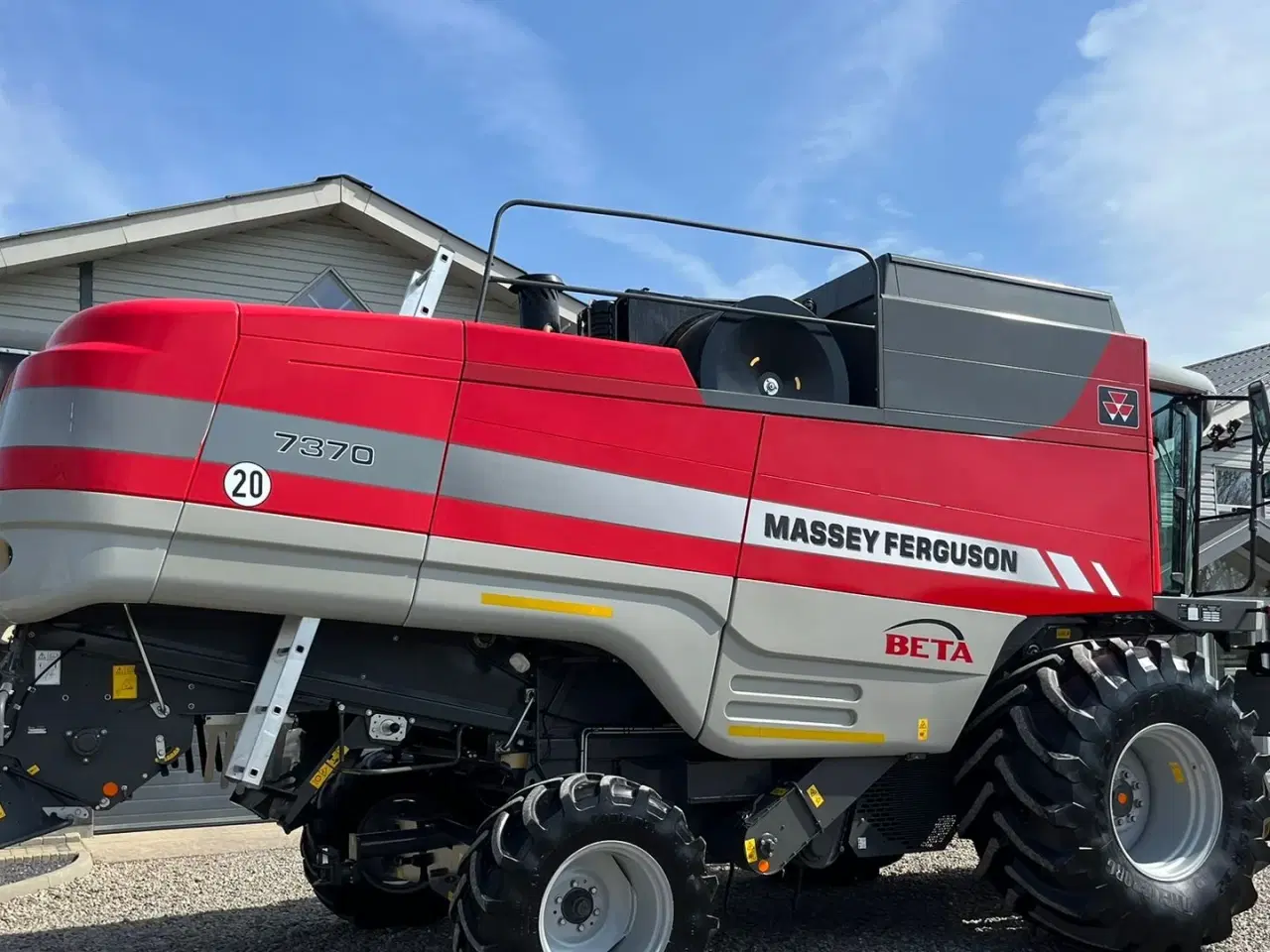 Billede 14 - Massey Ferguson 7370 BETA. Gårdmaskine med kun 1080 motortimer. Med 22fod powerflov skærebord