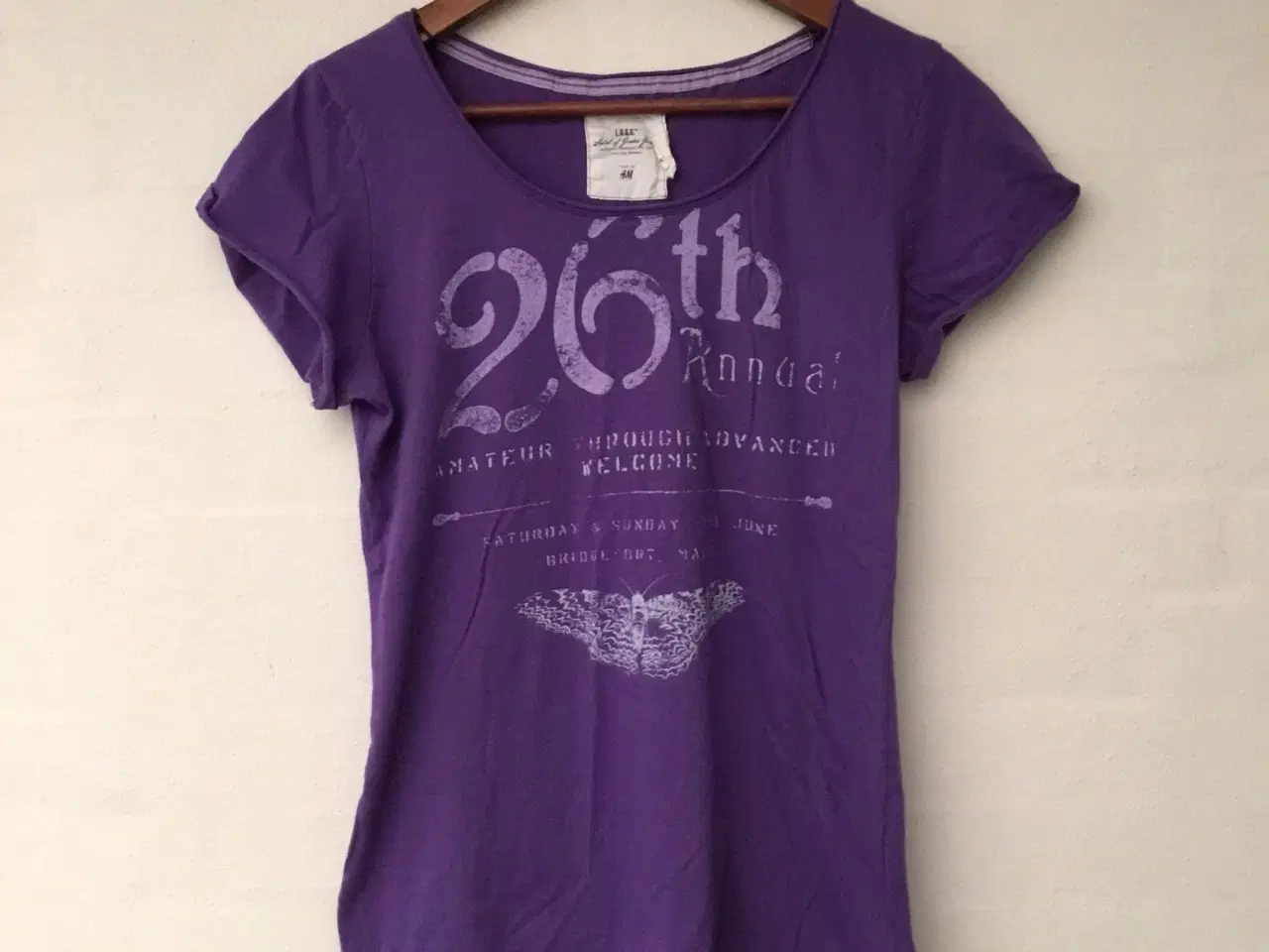 Billede 6 - H&M flot lilla t-shirt med print str. L