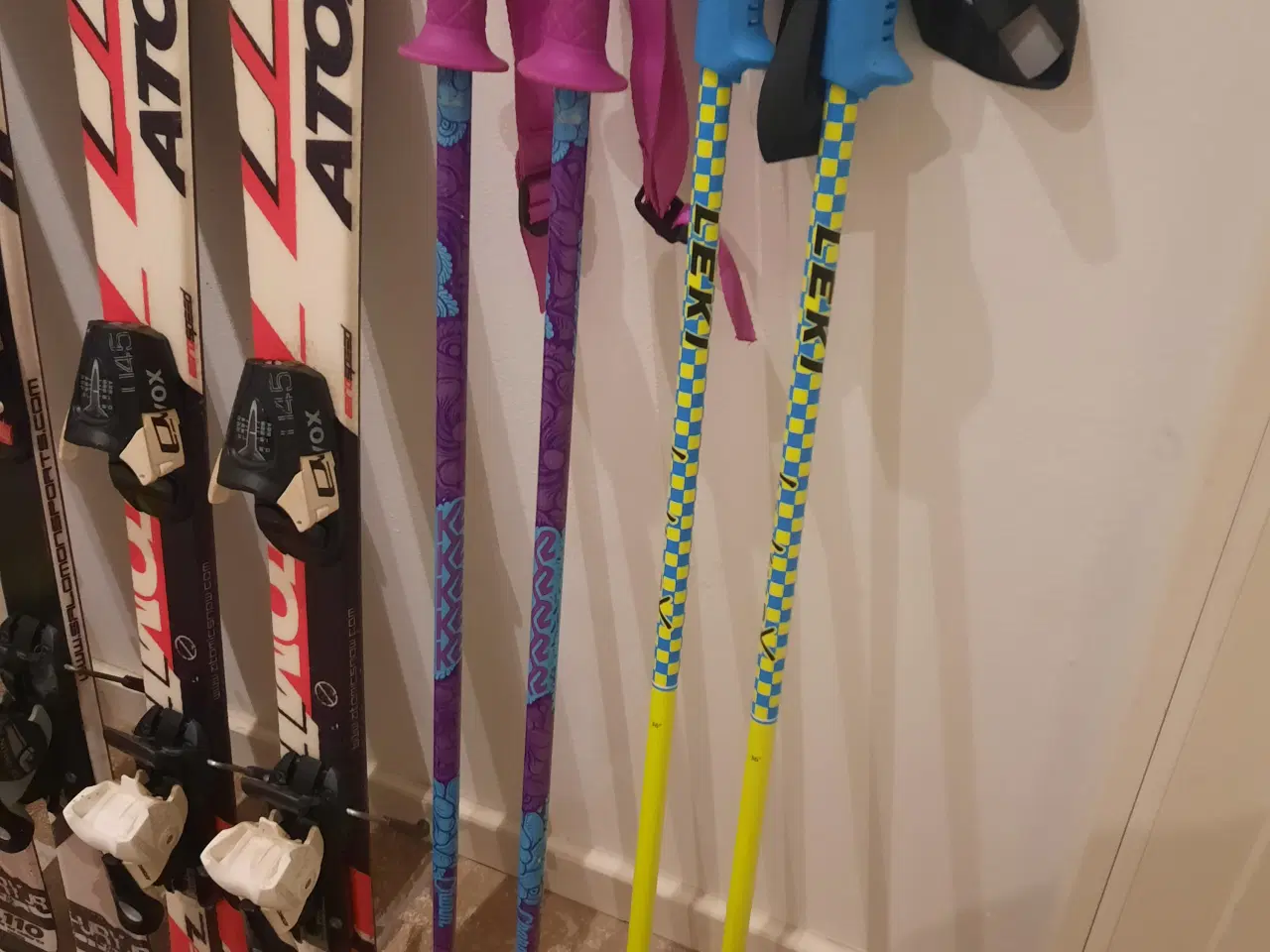 Billede 4 - Ski, stave, ski-hjelme og støvler.