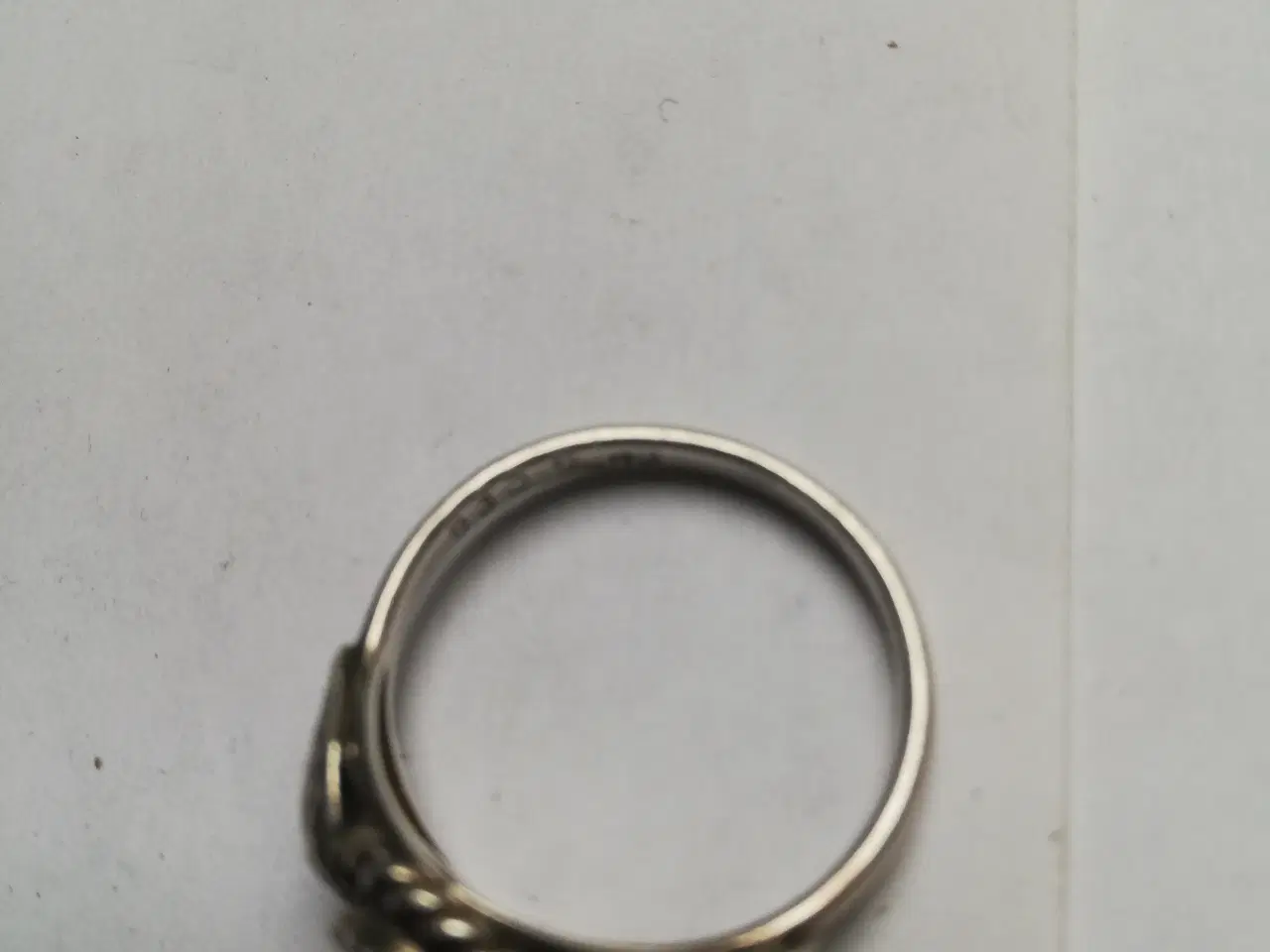 Billede 1 - Antik sølv ring 830. S. HJ  med rød